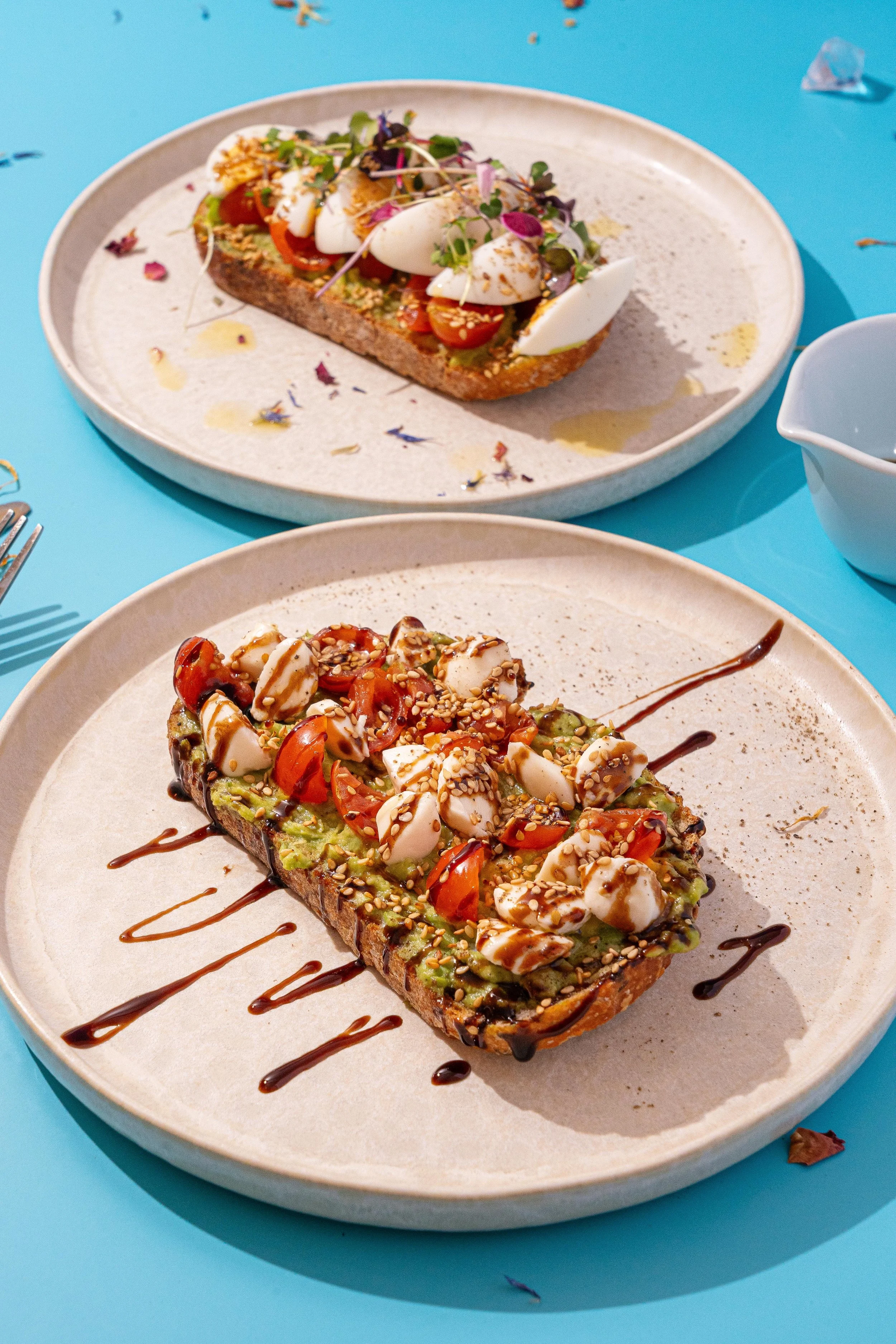 Tosta de aguacate con masa madre y tomate, brunch pet friendly en Retiro Madrid