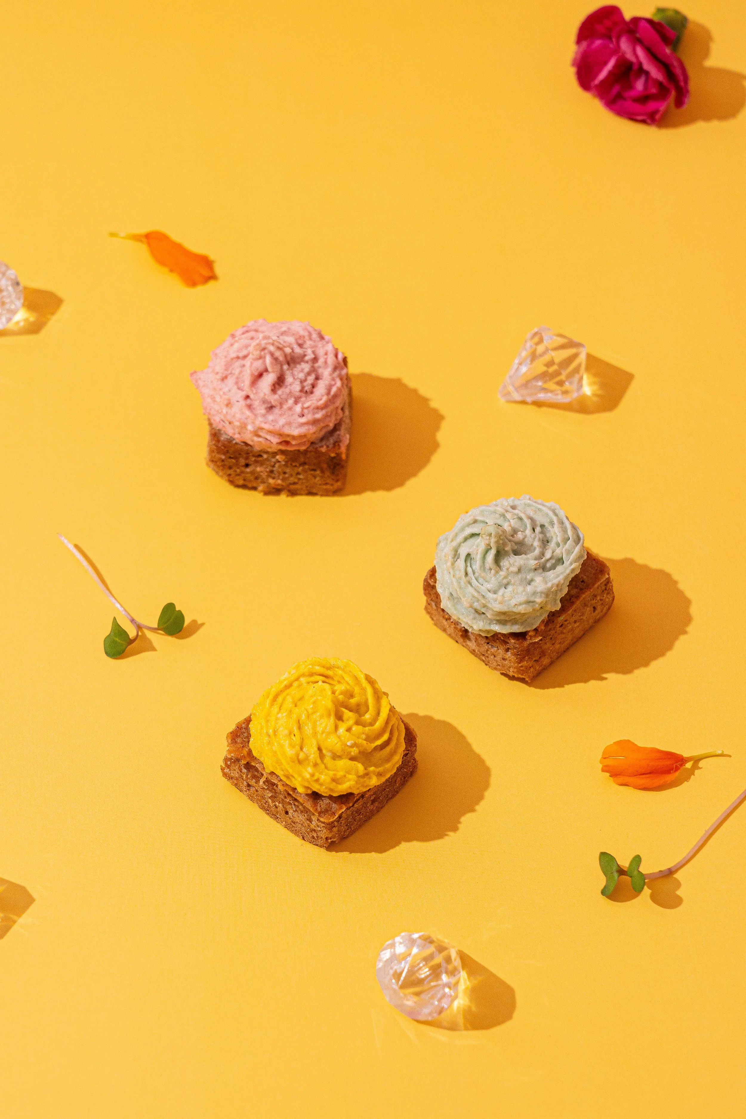 Variedad de snacks naturales y mini tartas para mascotas con frosting vegetal en Perrisimo, el mejor dog cafe de Madrid para disfrutar de un Specialty Coffee junto a tu perro