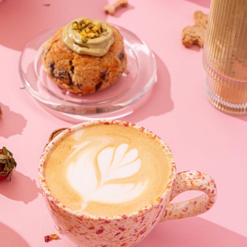 Café de especialidad con latte art en Perrisimo, cafetería dog friendly en Retiro Madrid