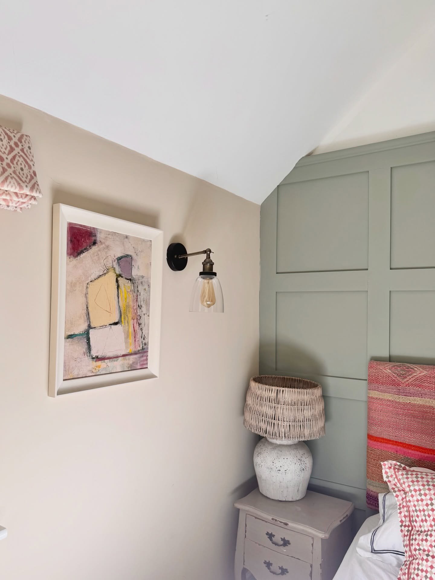 We just love how transitional &lsquo;Easy Breezy&rsquo;&rsquo;s placement is by the incredible Jessica Elliott @jess.k.elliott. The soft, muted palette alongside Jess&rsquo;s brushwork adds such warmth and texture making it adaptable and timeless acr