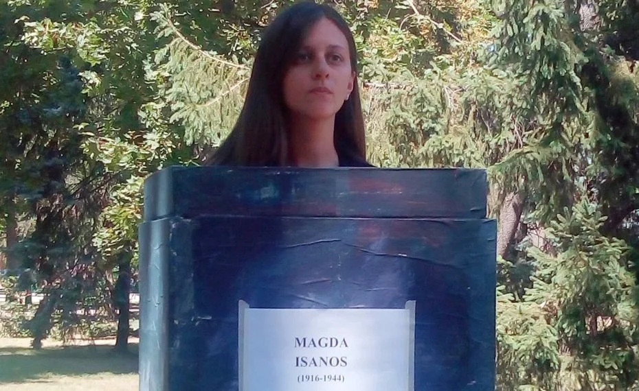 Femeie pe aleea clasicilor