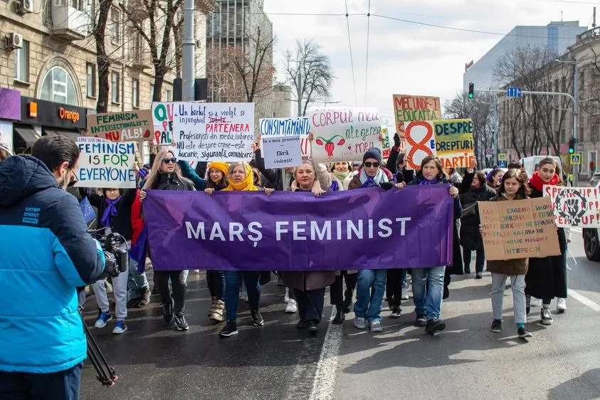 Festival și marș feminist: violența sexuală nu o ascunzi sub covor