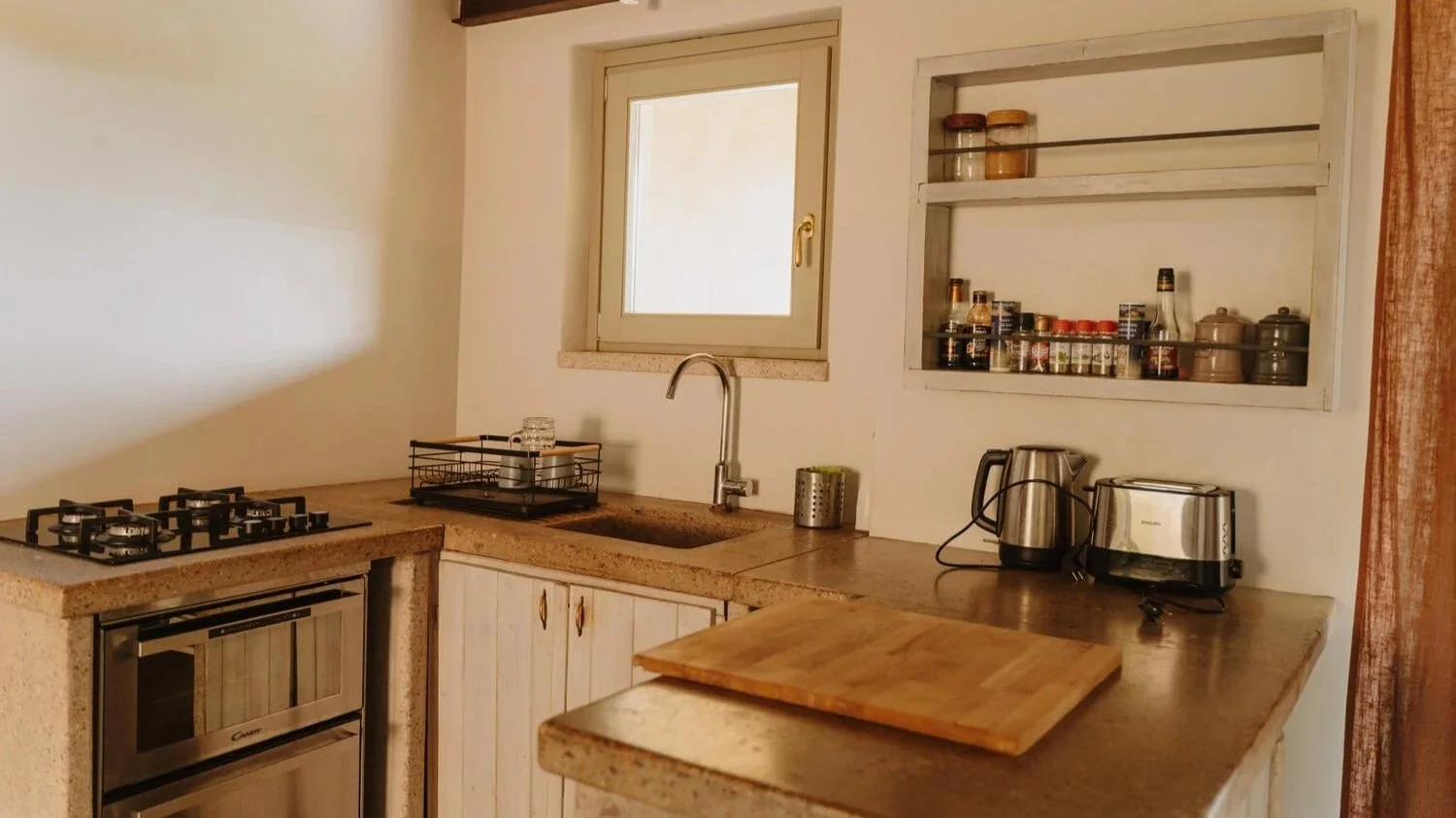 Cucina Asfodelo attrezzata con affaccio sul giardino