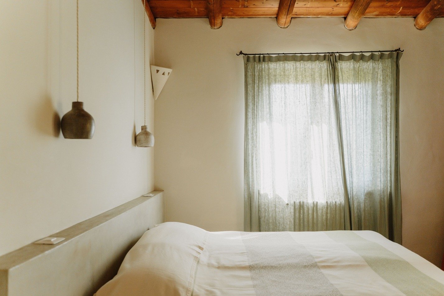 Camera del cottage Asfodelo con portico e giardino privato tra il verde a Mascaratu