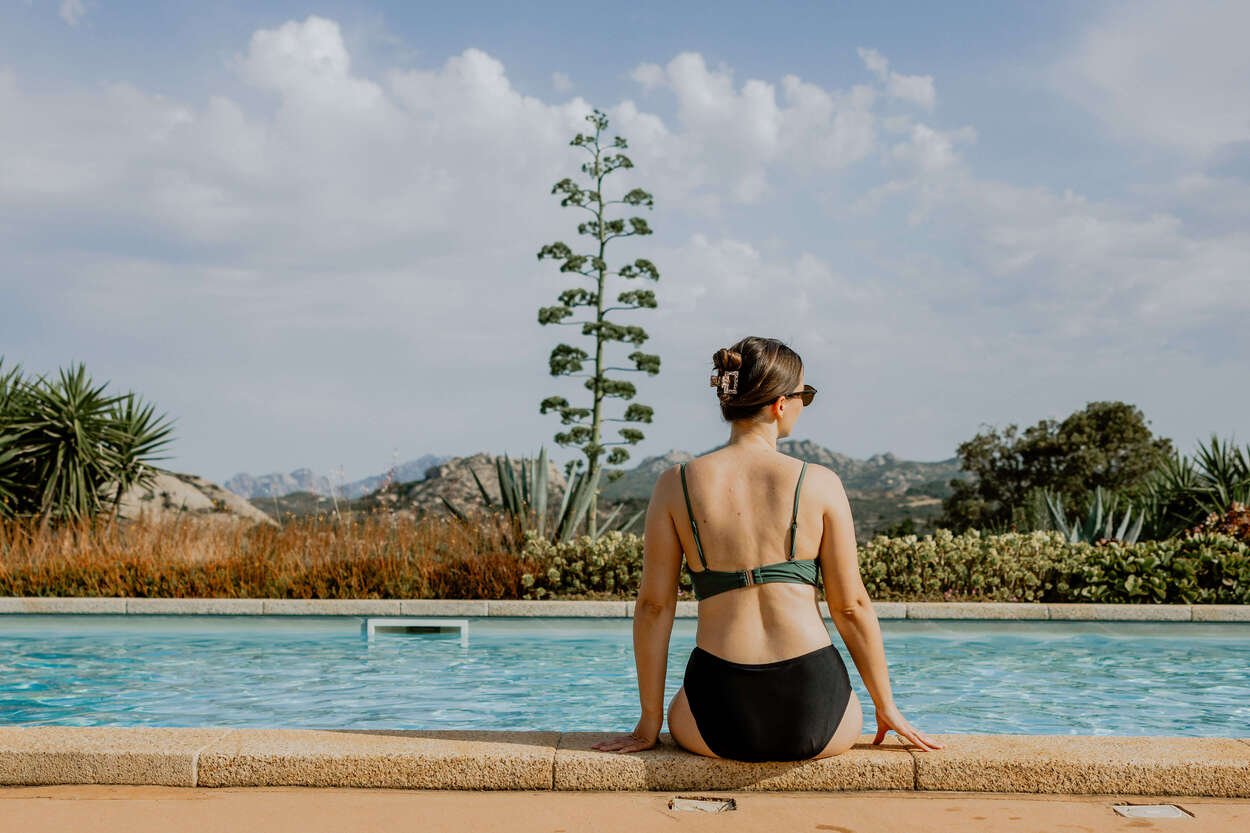 Famiglie in piscina con vista panoramica sui graniti della Gallura a Mascaratu Country Houses