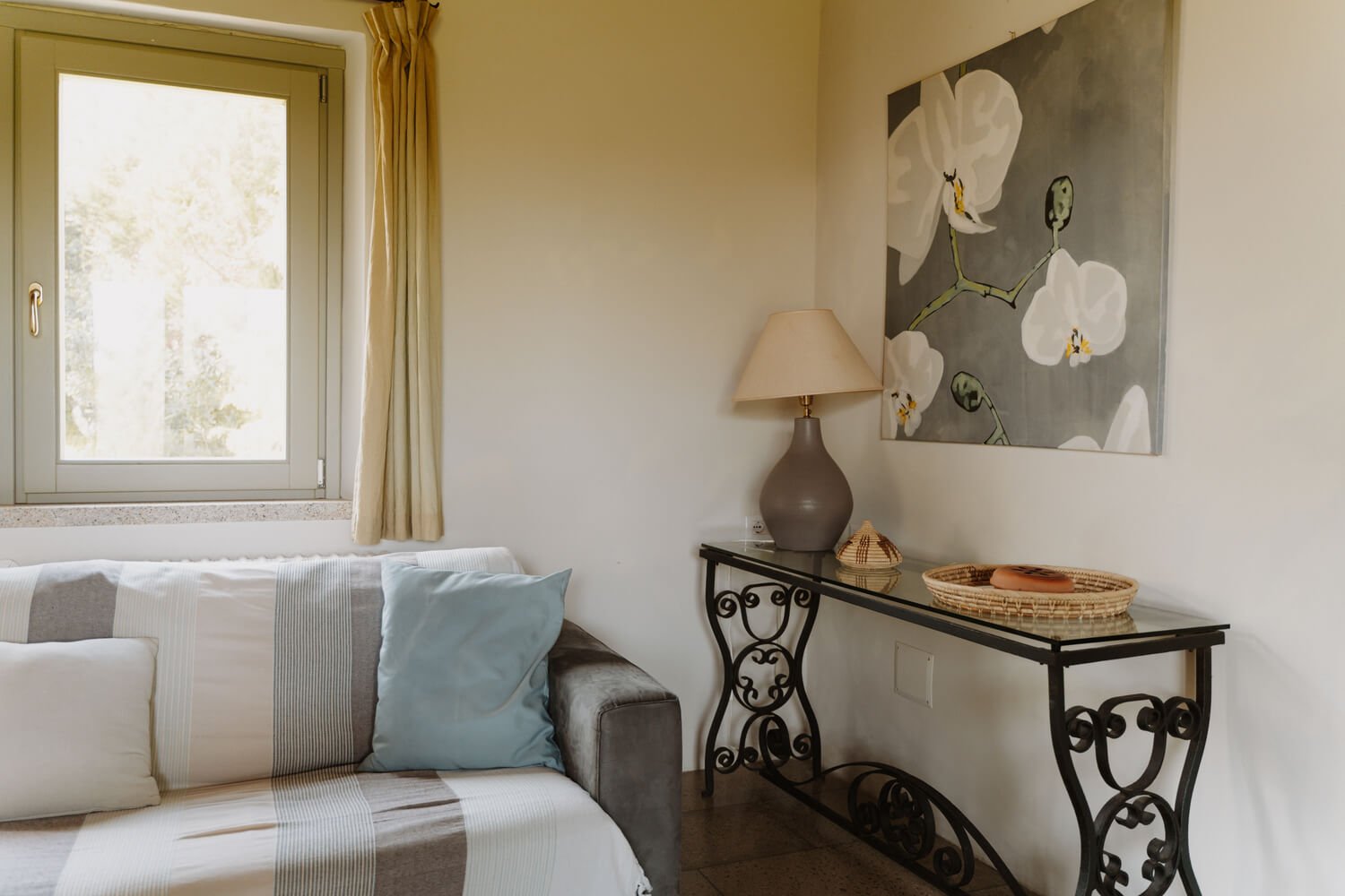 Accogliente salotto del cottage Ginestra con comodo divanetto