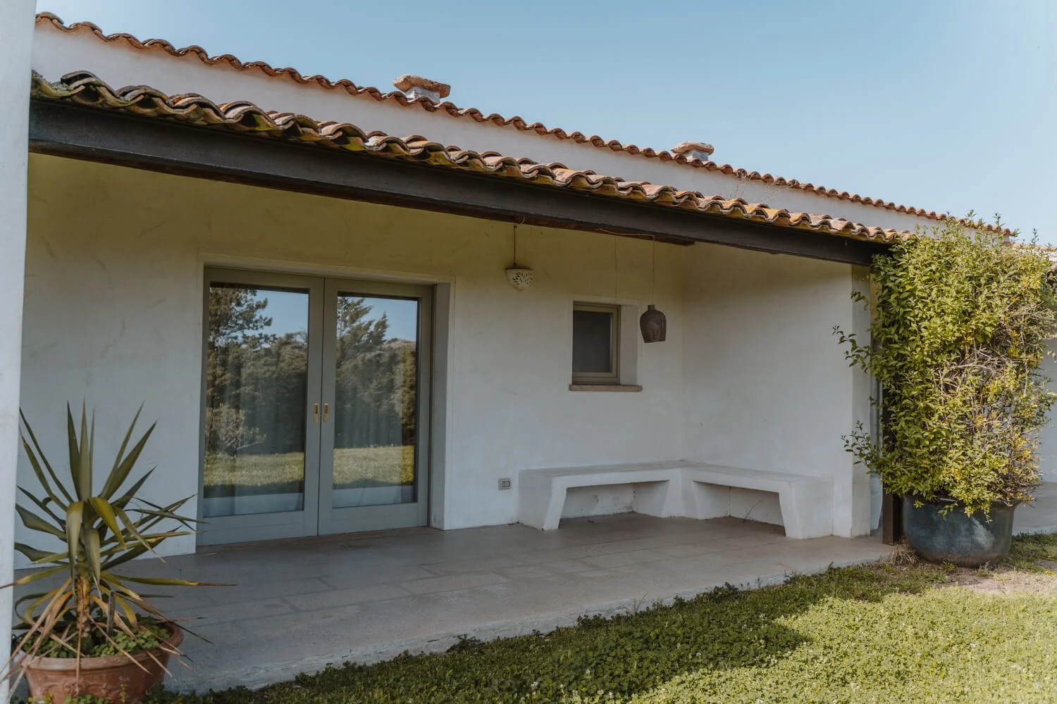 Veranda con piante e verde del cottage Mirto