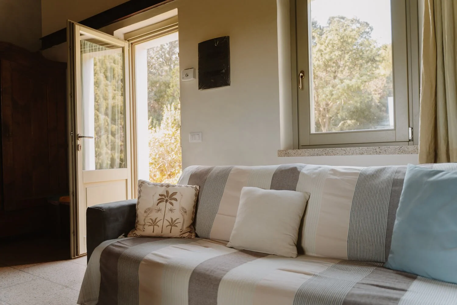 Salotto accogliente con divano morbido di fronte alla finestra