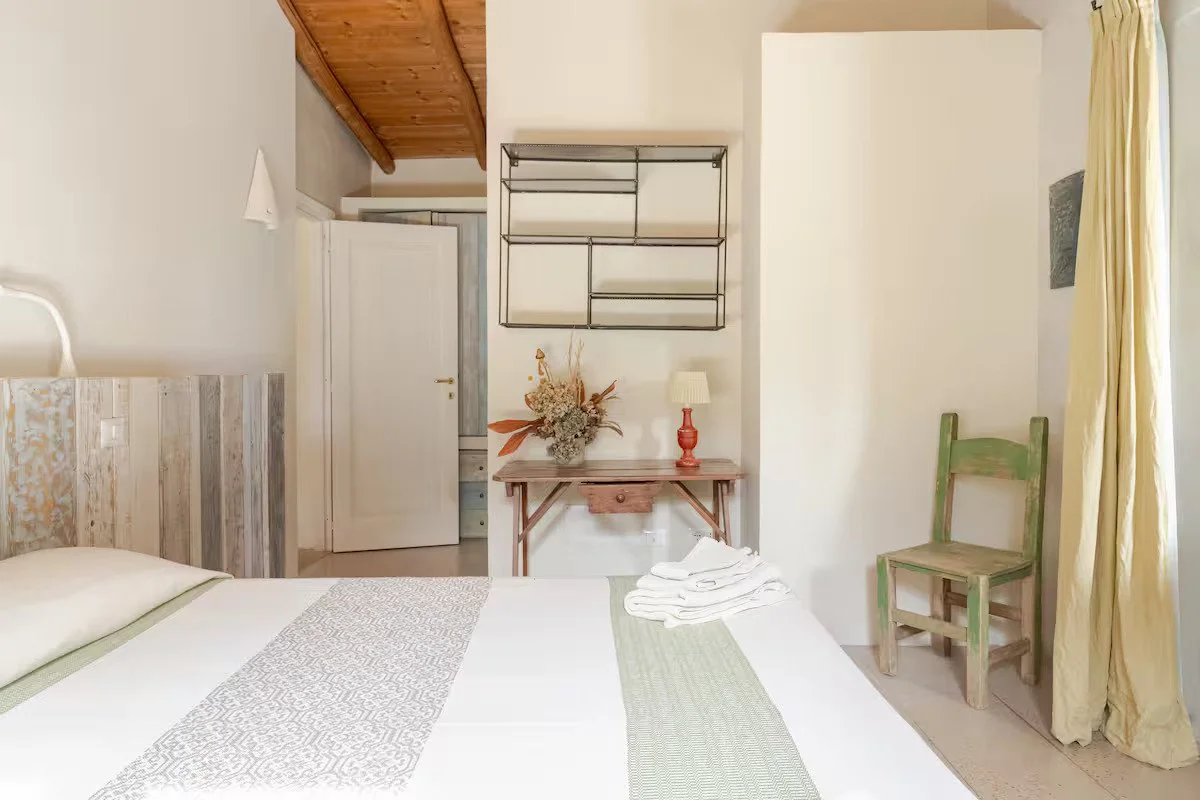 Camera del cottage Ginepro con luce naturale