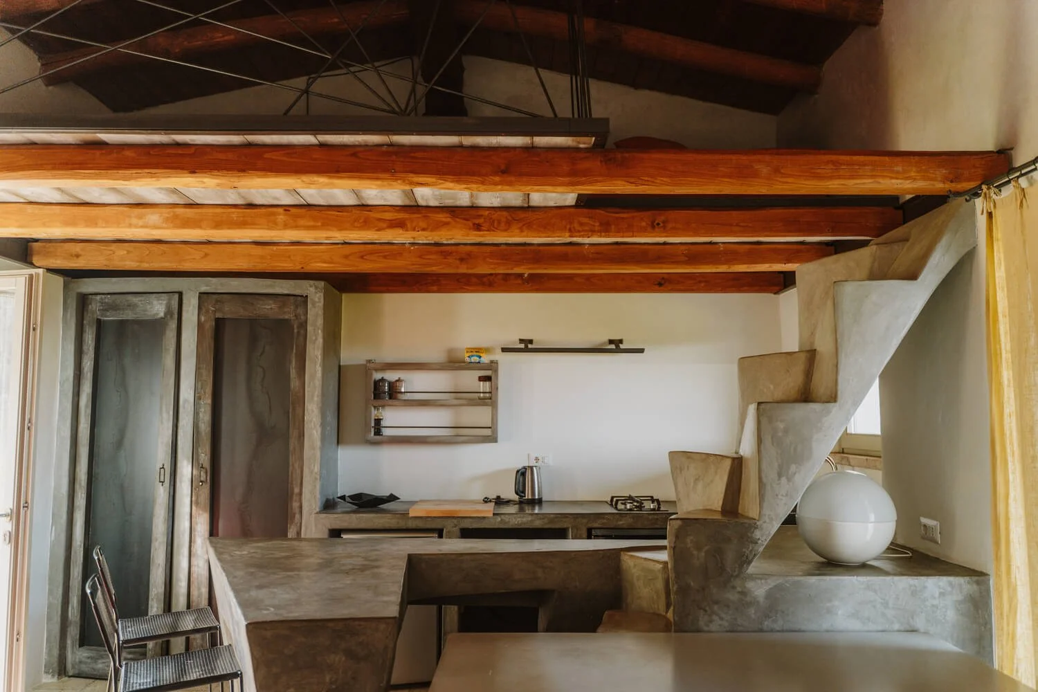 Cucina con design particolare in muratura del cottage Mirto