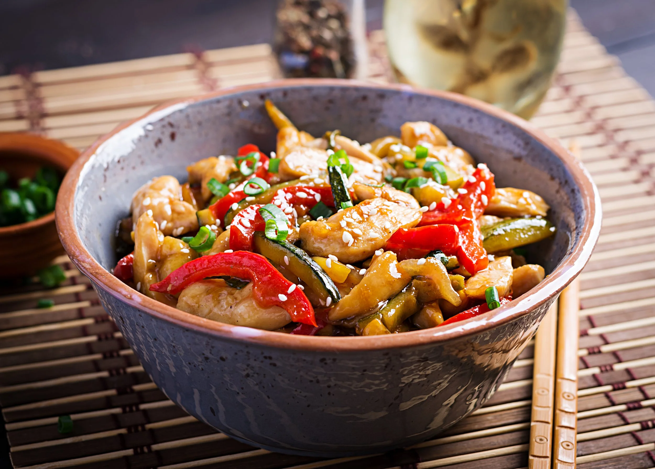KUNG PAO CHICKEN STIR-FRY WITH PEPPERS AND PEANUTS (BONELESS)