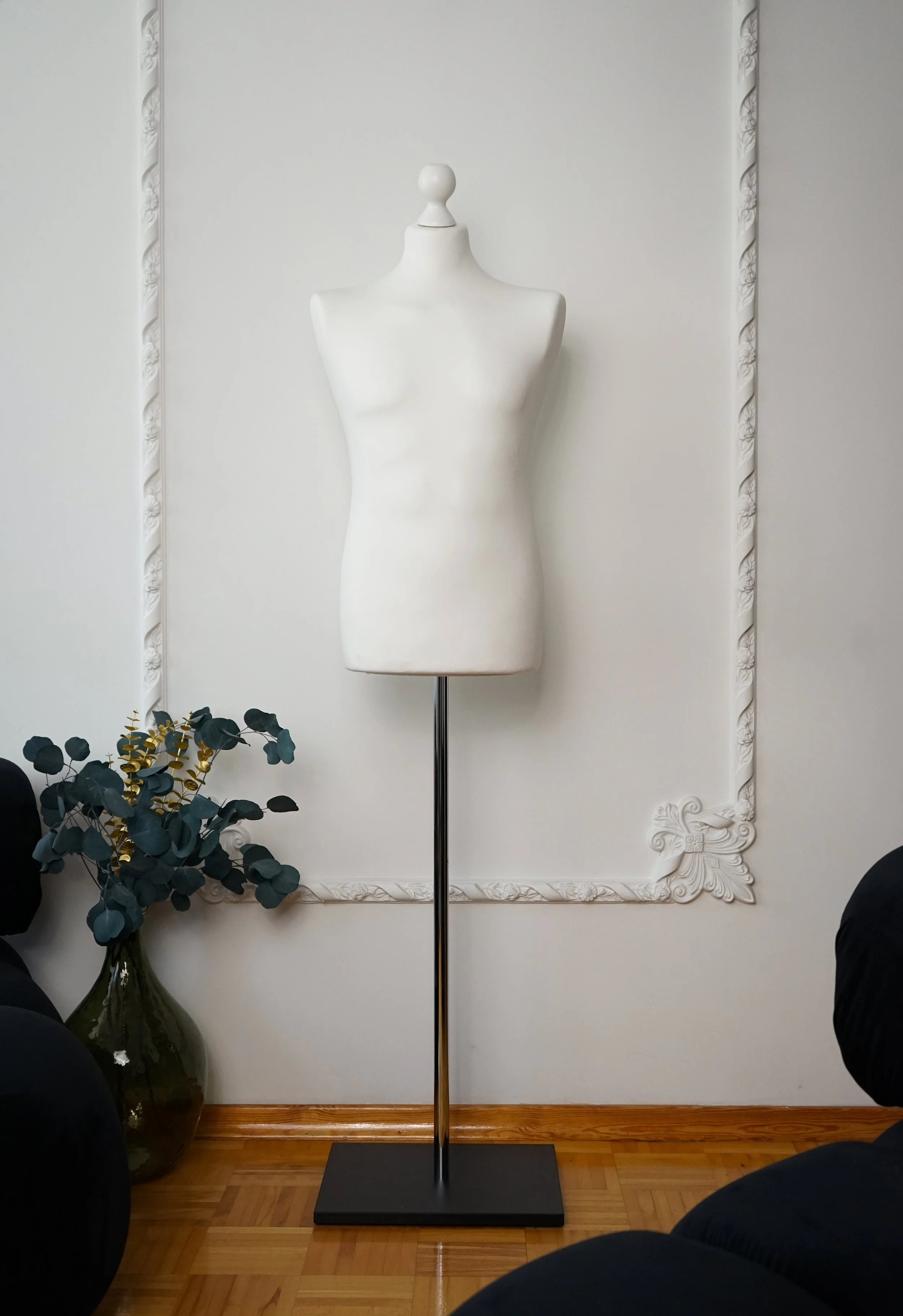 Schneiderpuppe Herren,  Männliche Schneiderbüste mit weißem Überzug, Holzplatte