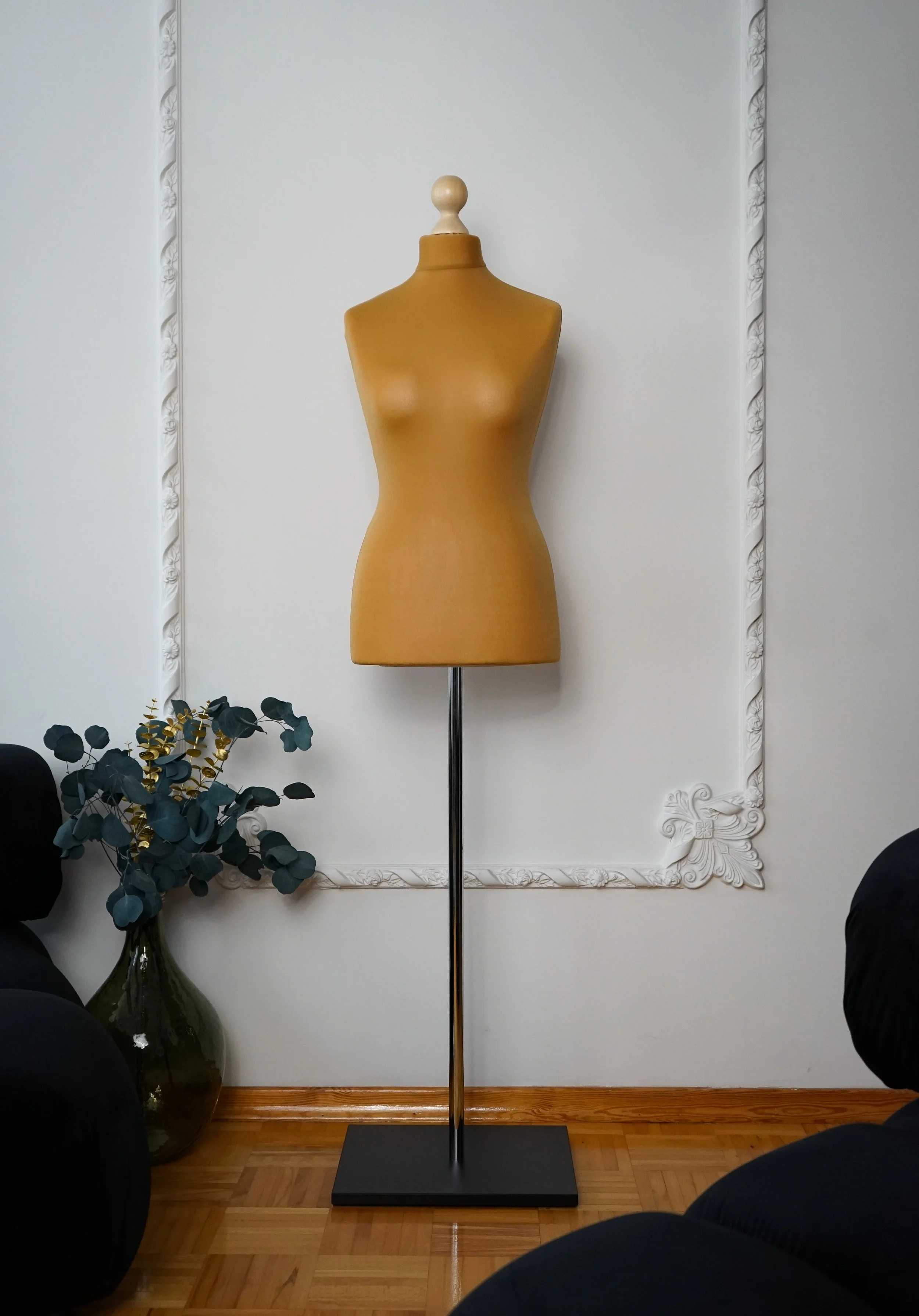 Schneiderpuppe Damen,  Weibliche Schneiderbüste mit dem Überzug in Farbe beige, Holzplatte