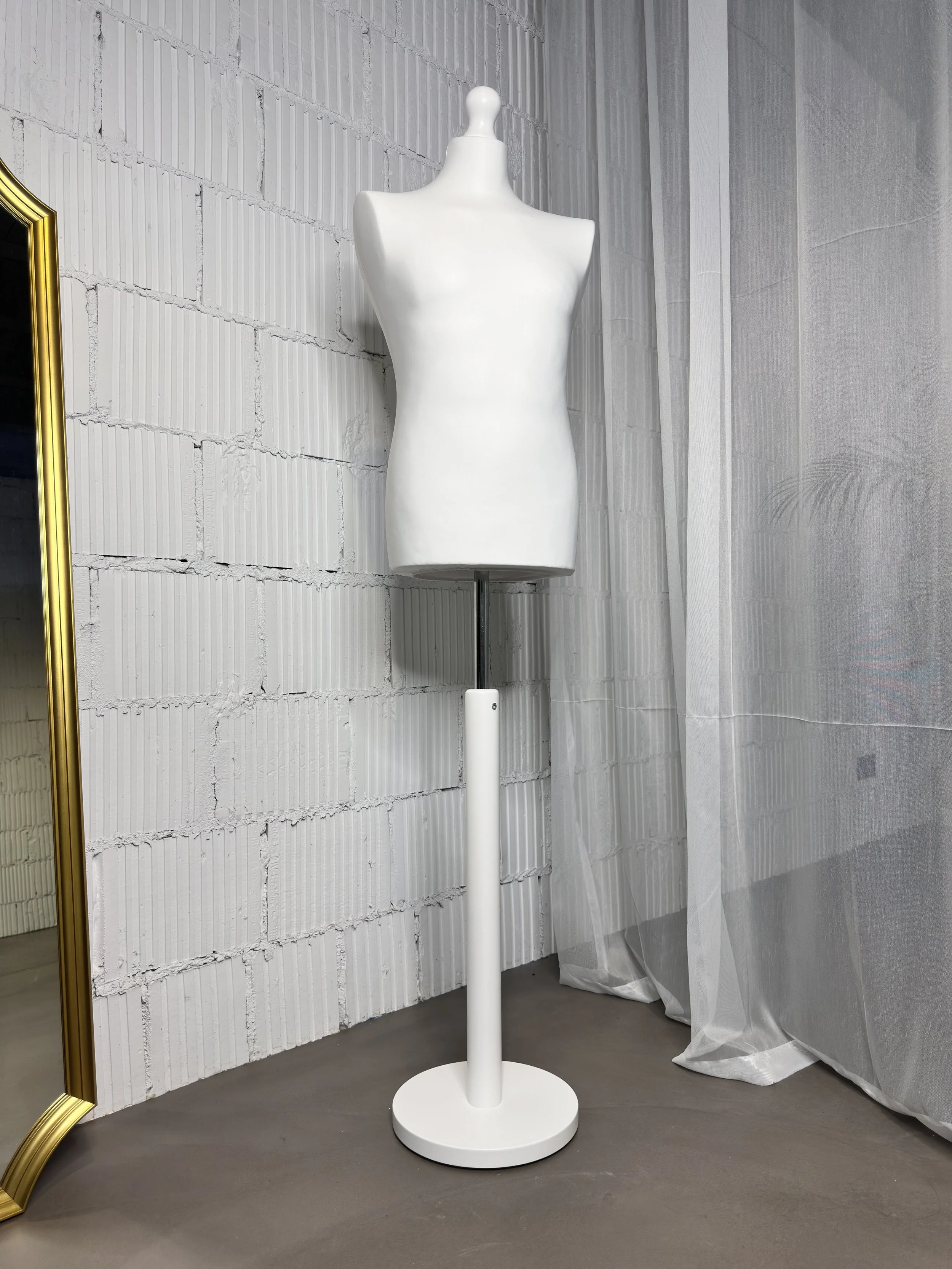 Schneiderpuppe Herren,  Männliche Schneiderbüste mit weißem Überzug, Holzteller