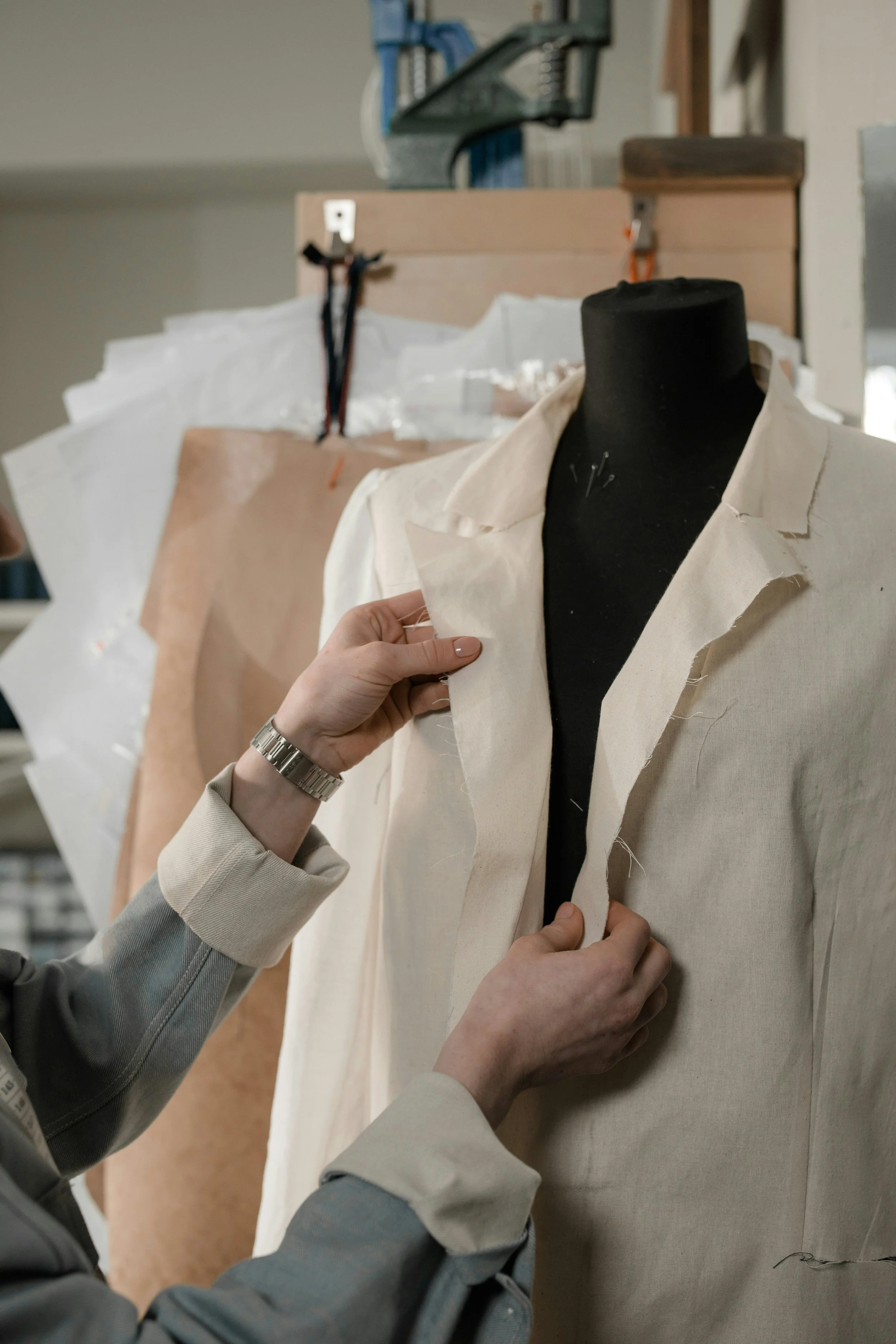 Nähen eines weißen Korsetts an einem Schneiderpuppen in einer Schneiderei.