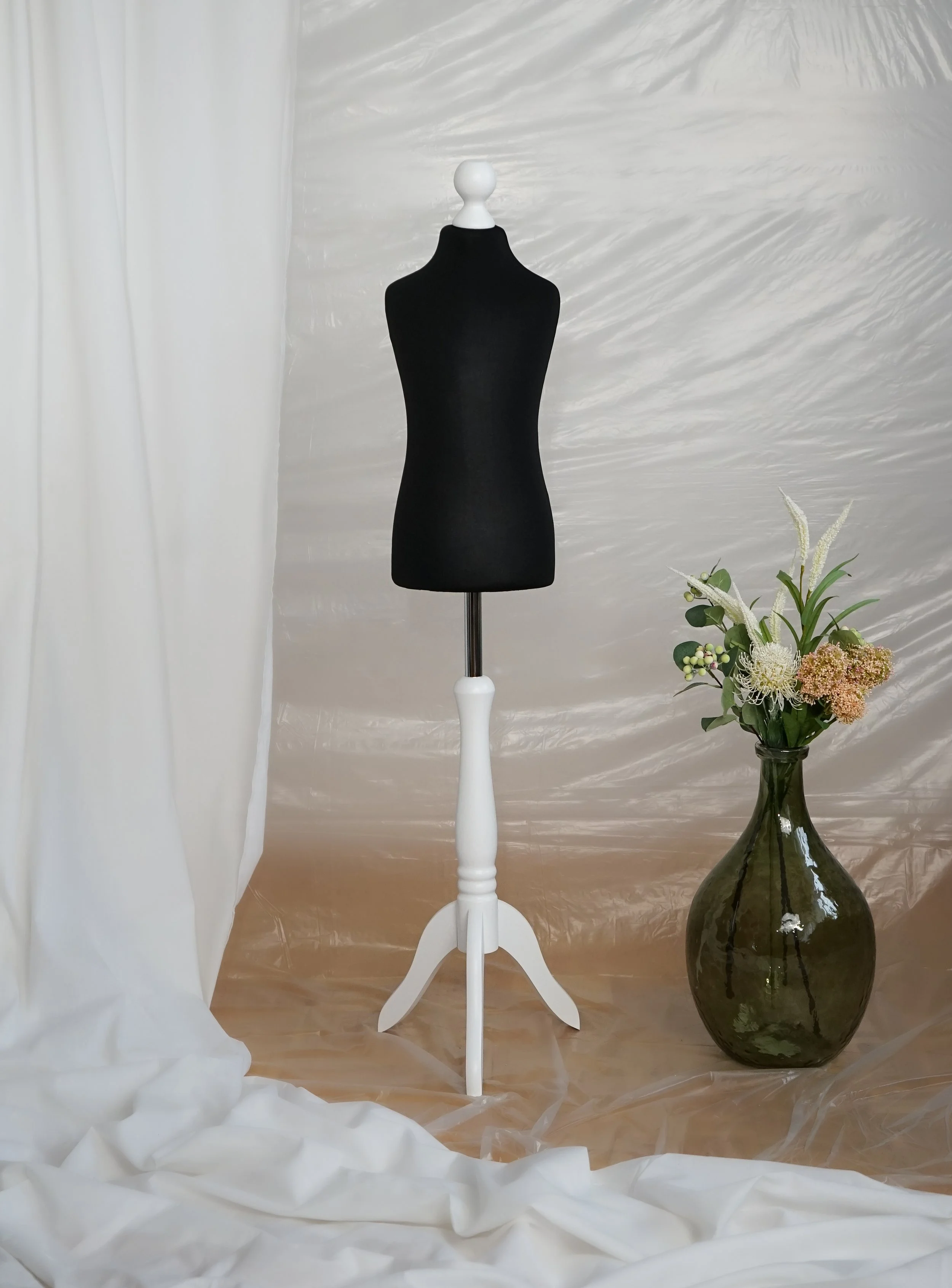 Schneiderpuppe Kind,  Baby Schneiderbüste für Alter 5-8 Jahre mit schwarzem Überzug, Holzdreibein in Farbe weiß