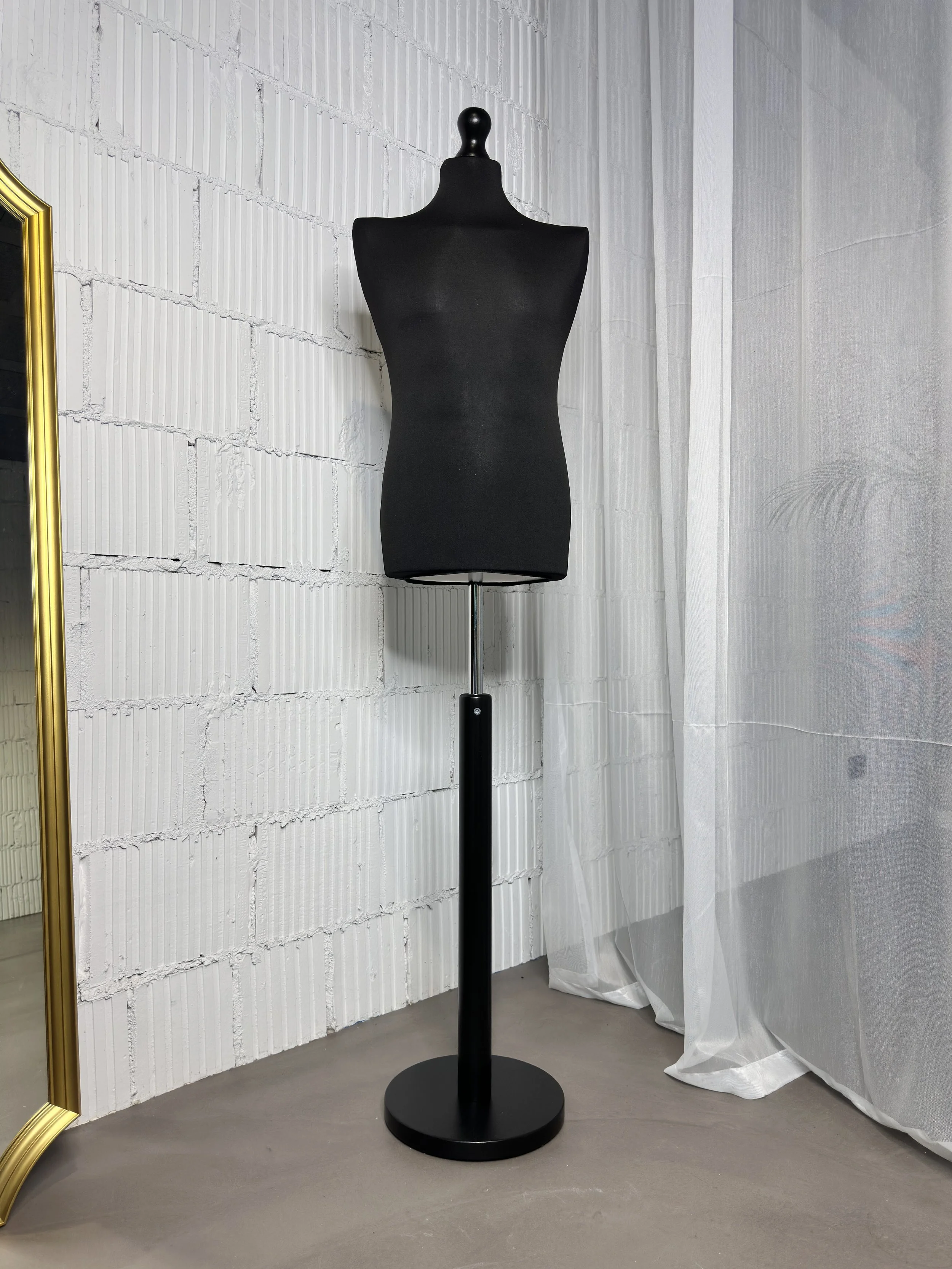 Schneiderpuppe Herren,  Männliche Schneiderbüste mit schwarzem Überzug, Holzteller