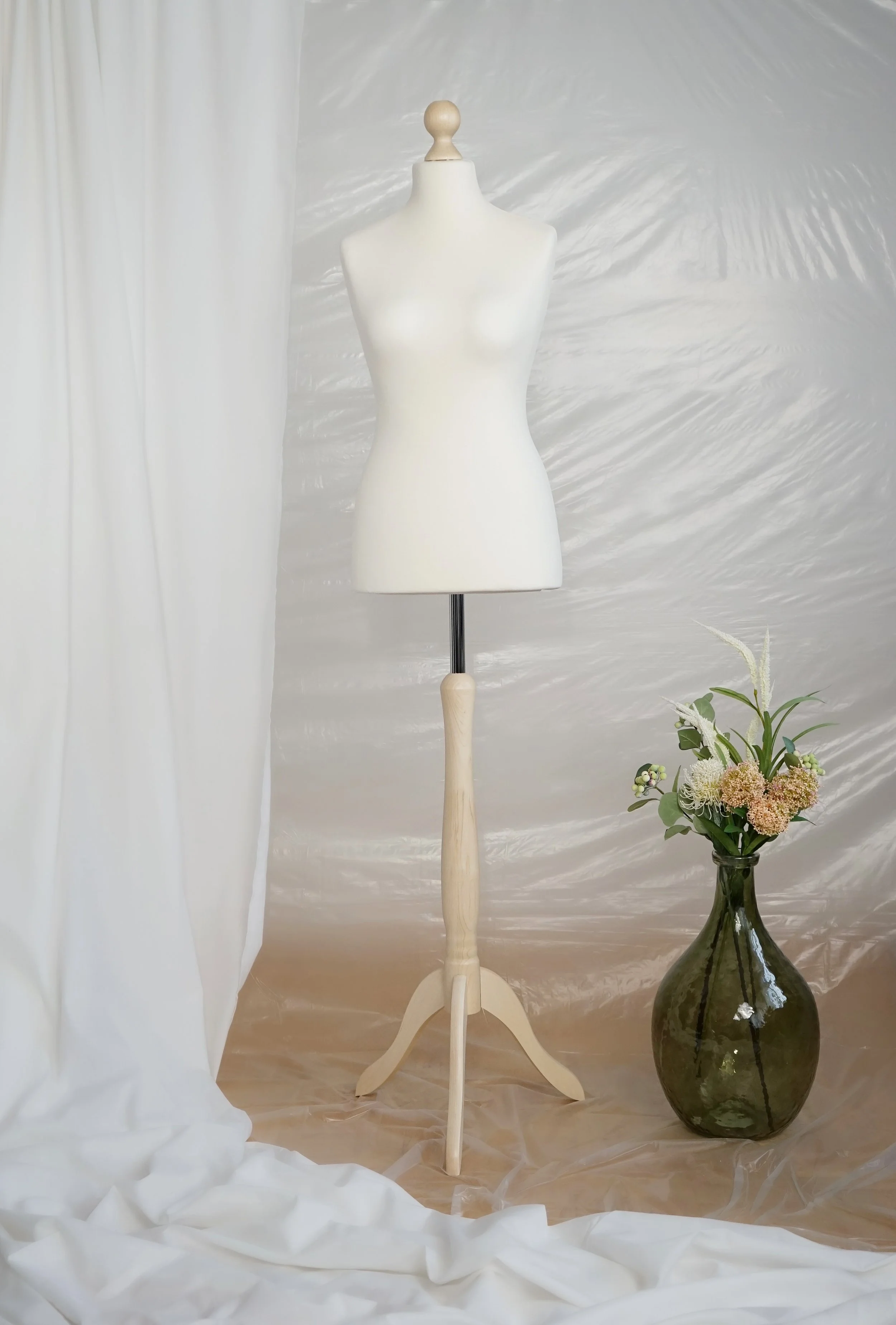 Schneiderpuppe Damen,  Weibliche Schneiderbüste mit dem Überzug in Farbe cream, Holzdreibein