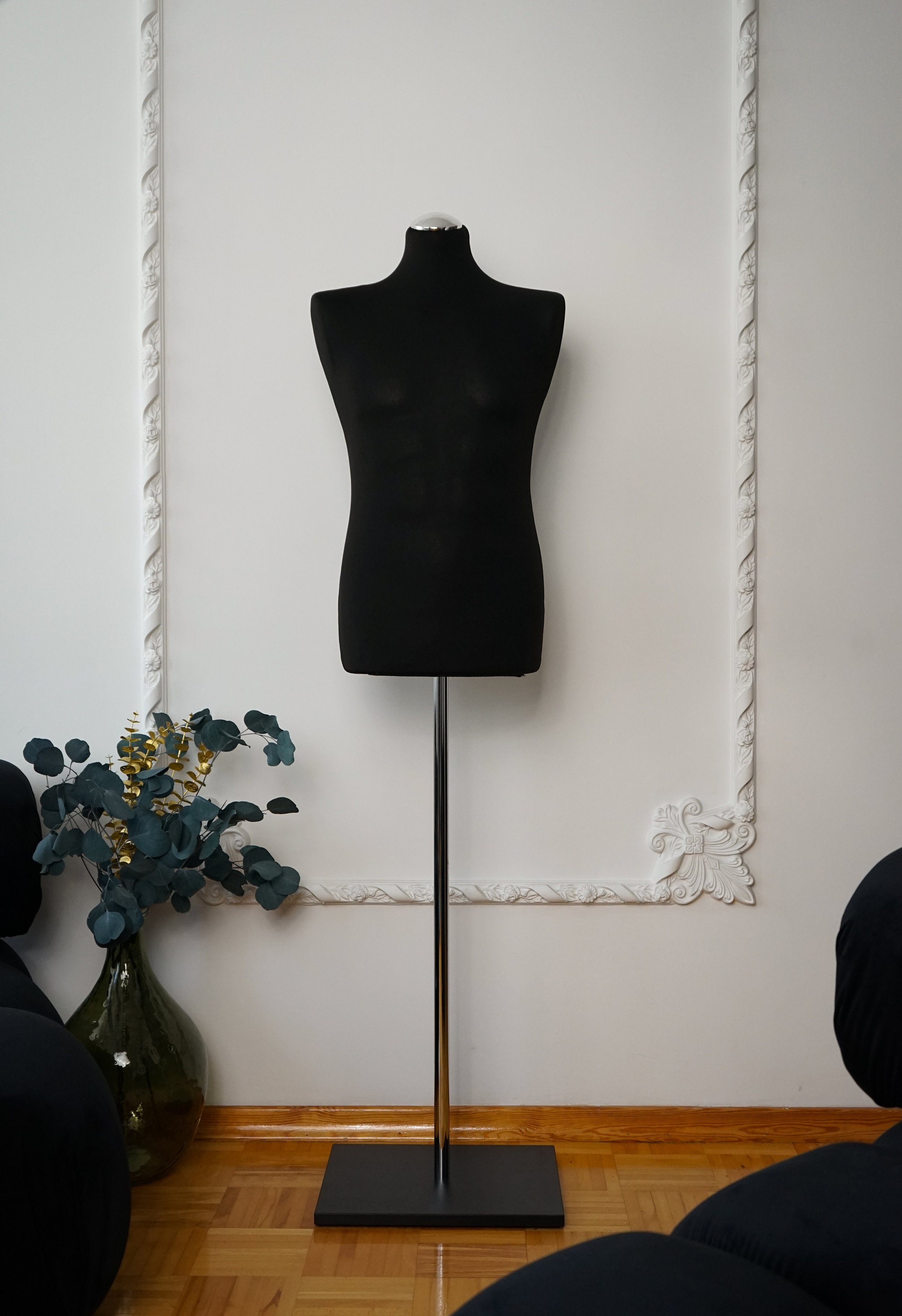 Schneiderpuppe Herren,  Männliche Schneiderbüste mit schwarzem Überzug, Holzplatte