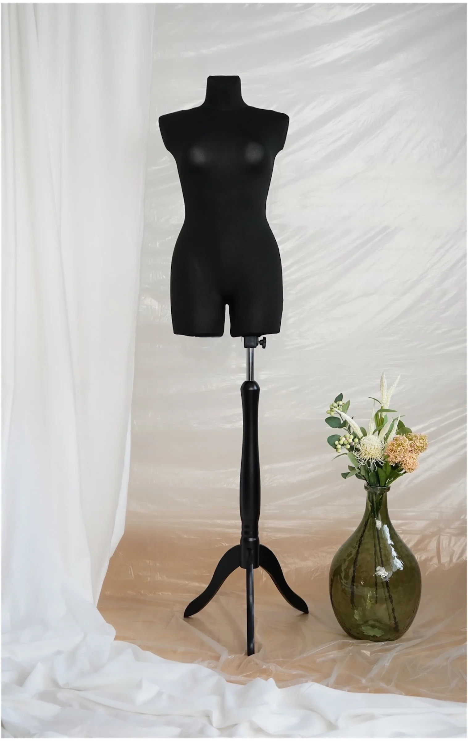 Schneiderpuppe Damen,  Weibliche Schneiderbüste mit schwarzem Überzug, Holzdreibein