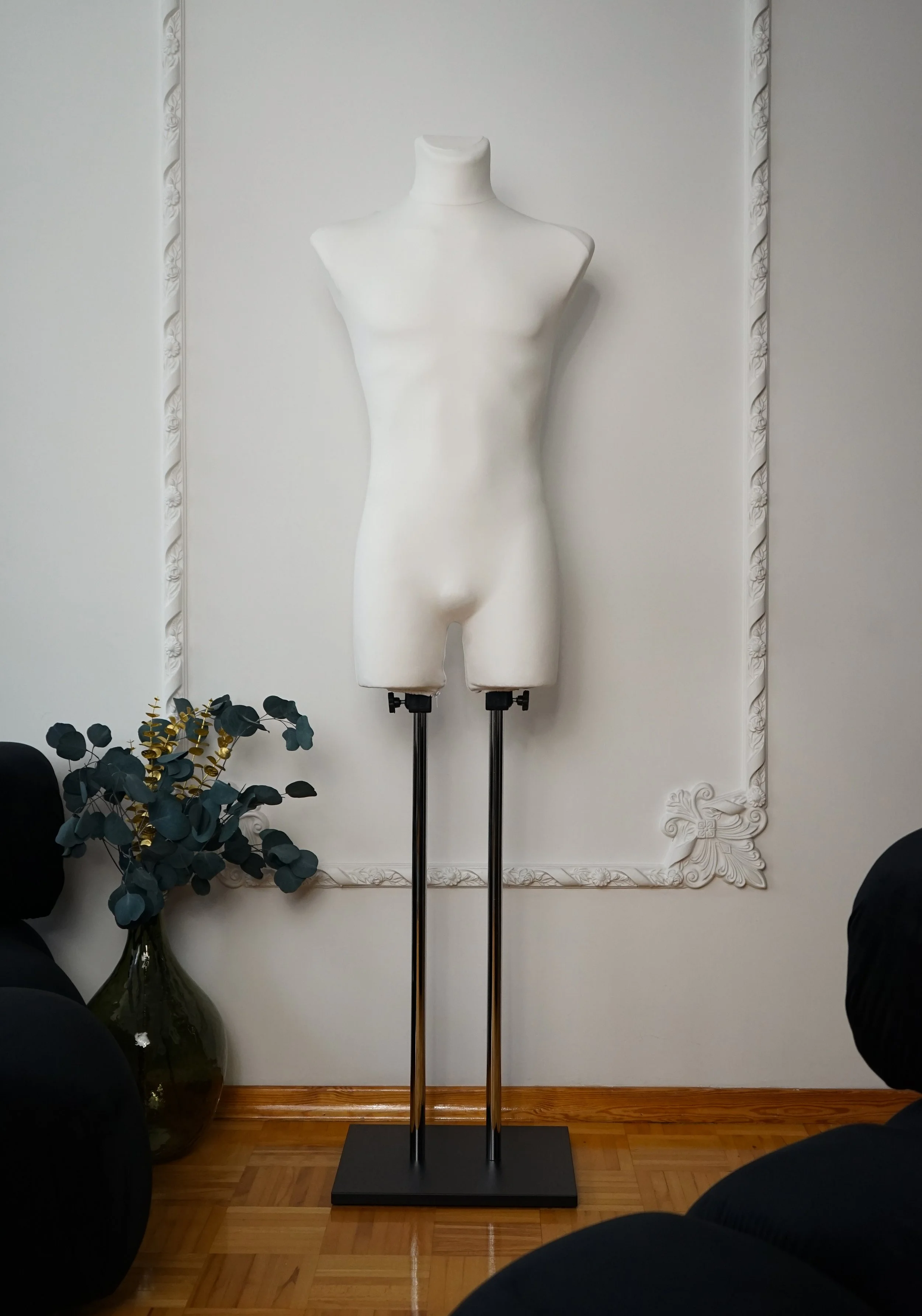 Schneiderpuppe Herren,  Männliche Schneiderbüste mit weißem Überzug, Holzplatte