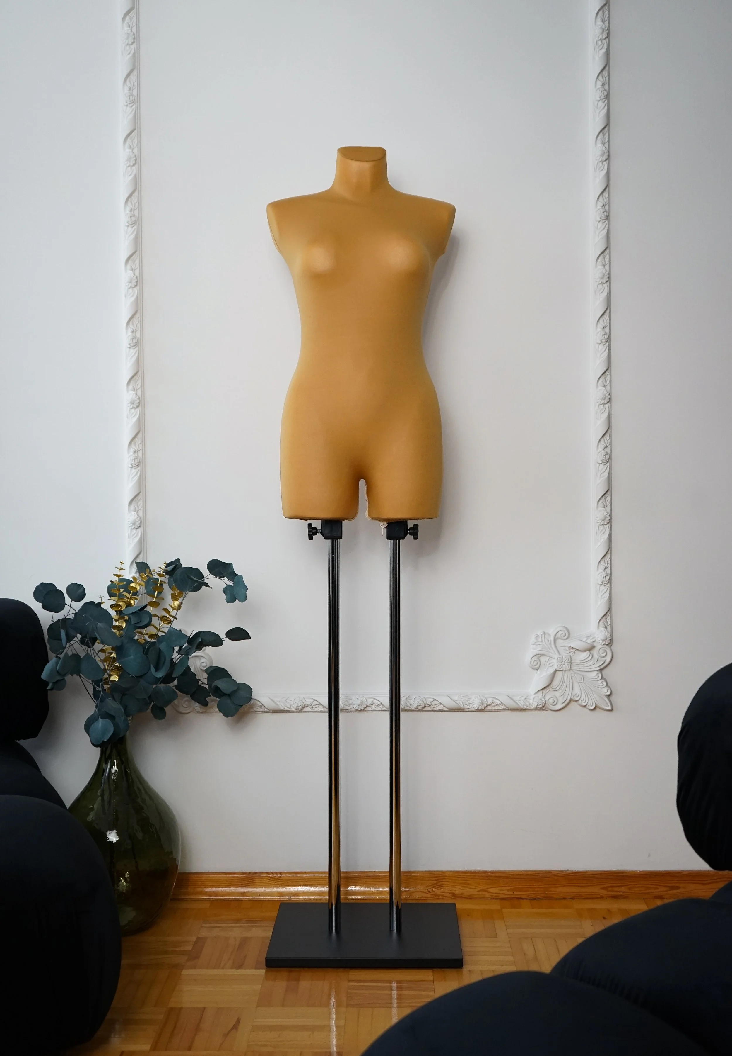 Schneiderpuppe Damen,  Weibliche Schneiderbüste mit beigem Überzug, Holzplatte