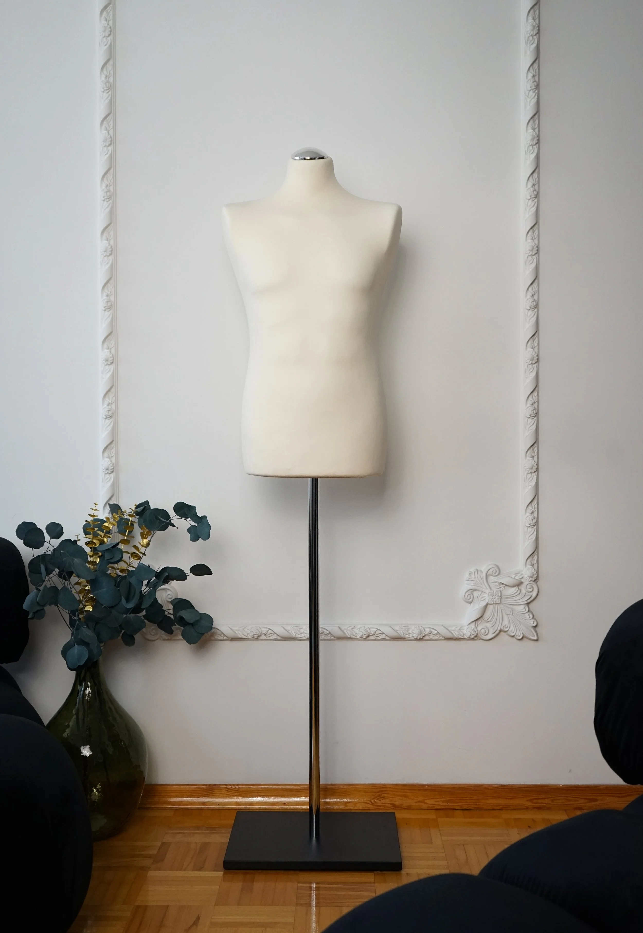 Schneiderpuppe Herren,  Männliche Schneiderbüste mit Überzug in Farbe cream, Holzplatte