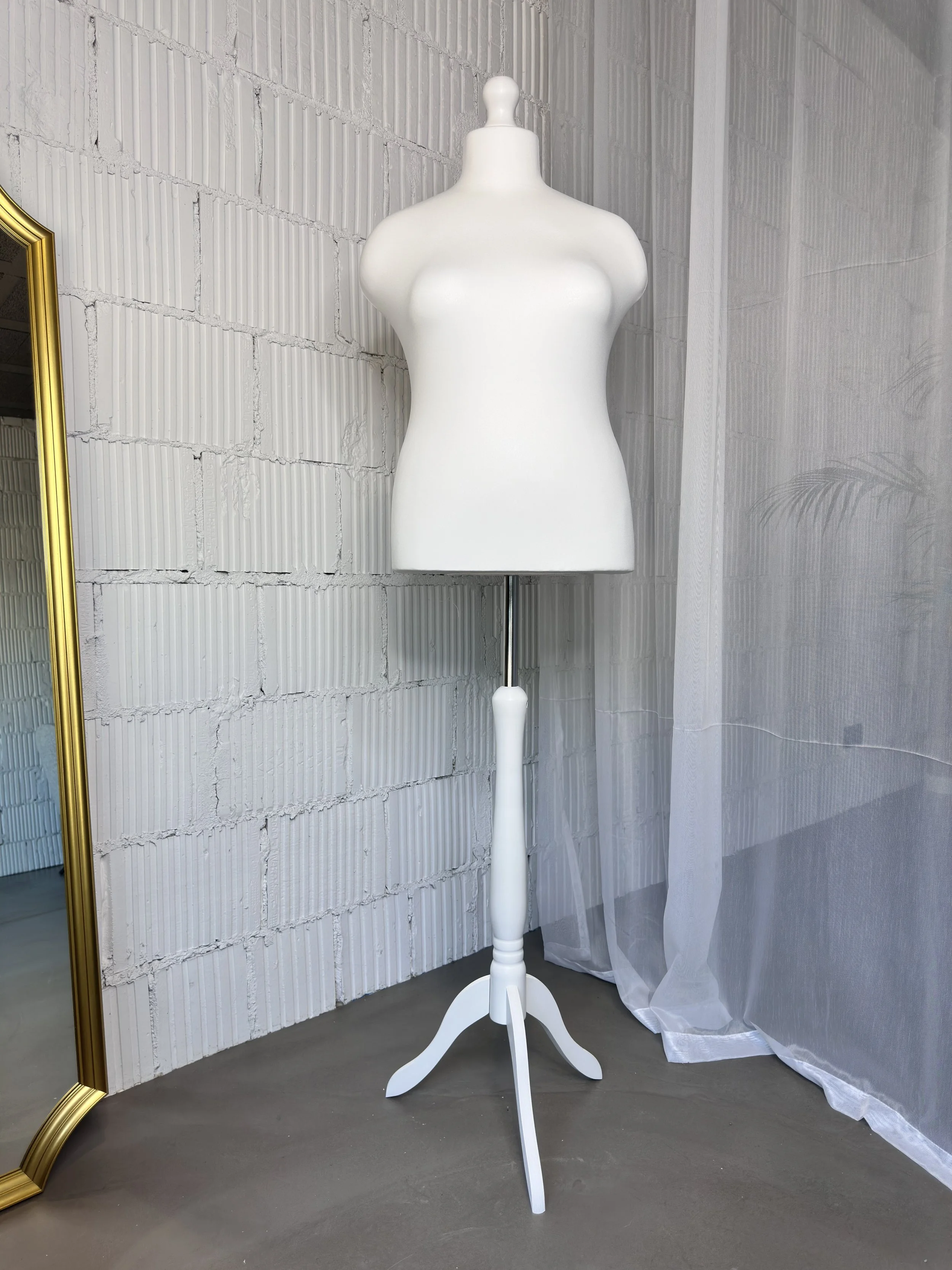 Schneiderpuppe Damen in Übergrößen, Weibliche Schneiderbüste mit dem Überzug in Farbe weiß, Holzdreibein
