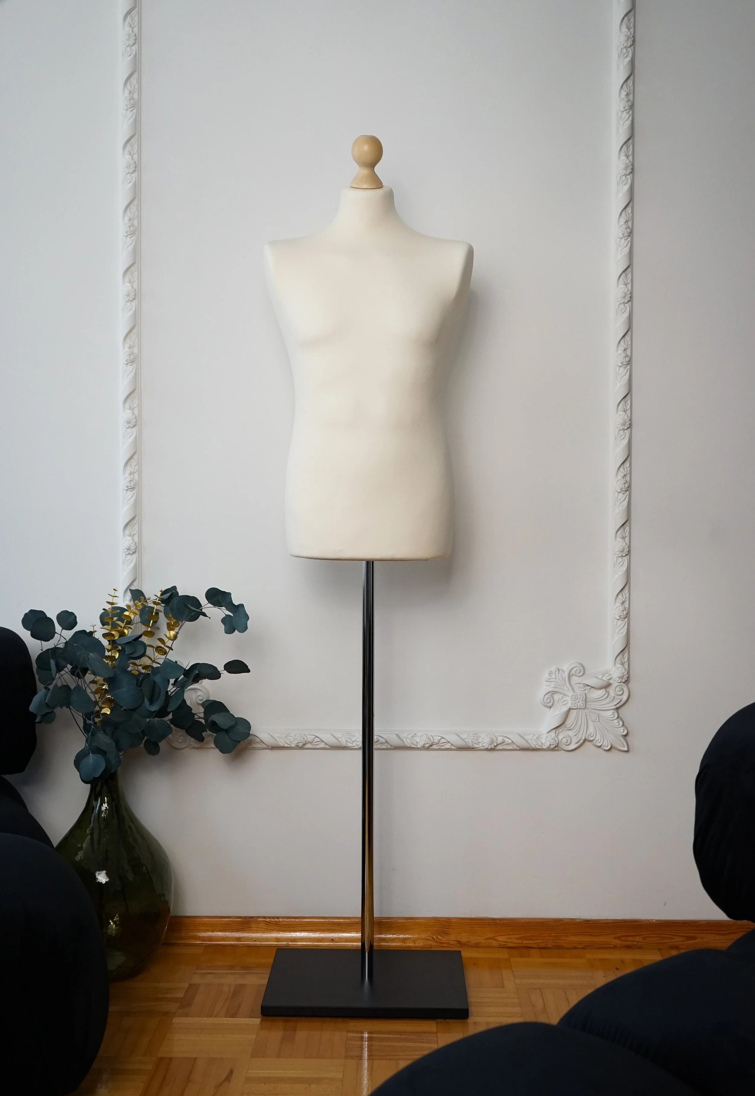 Schneiderpuppe Herren,  Männliche Schneiderbüste mit Überzug in Farbe cream, Holzplatte