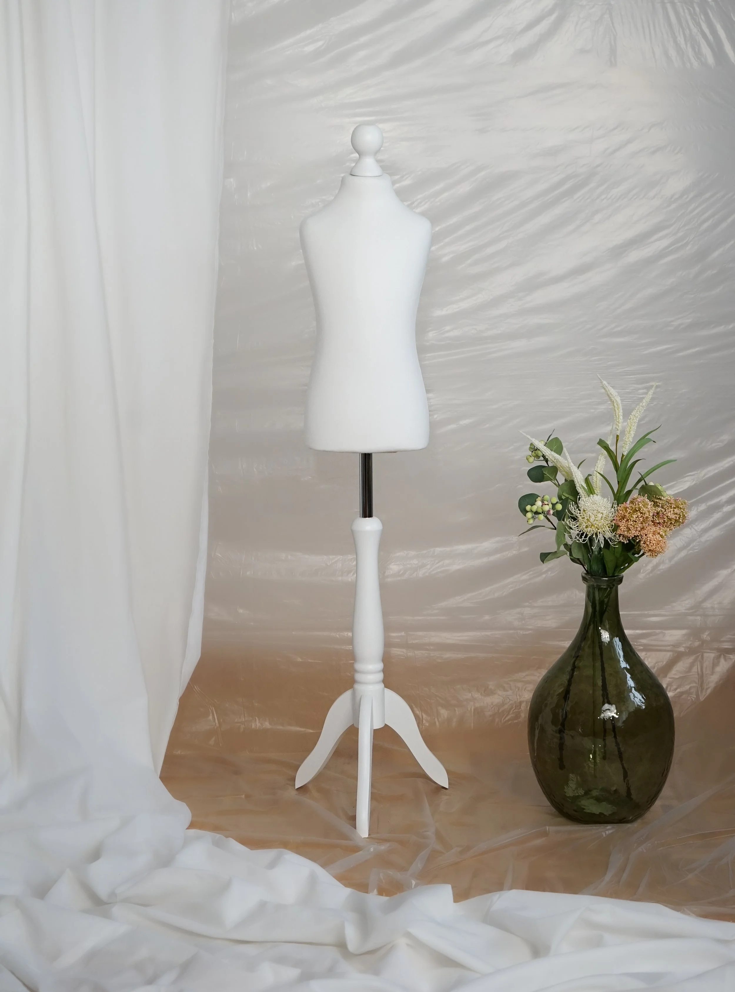 Schneiderpuppe Kind,  Baby Schneiderbüste für Alter 5-8 Jahre mit weißem Überzug, Holzdreibein in Farbe weiß