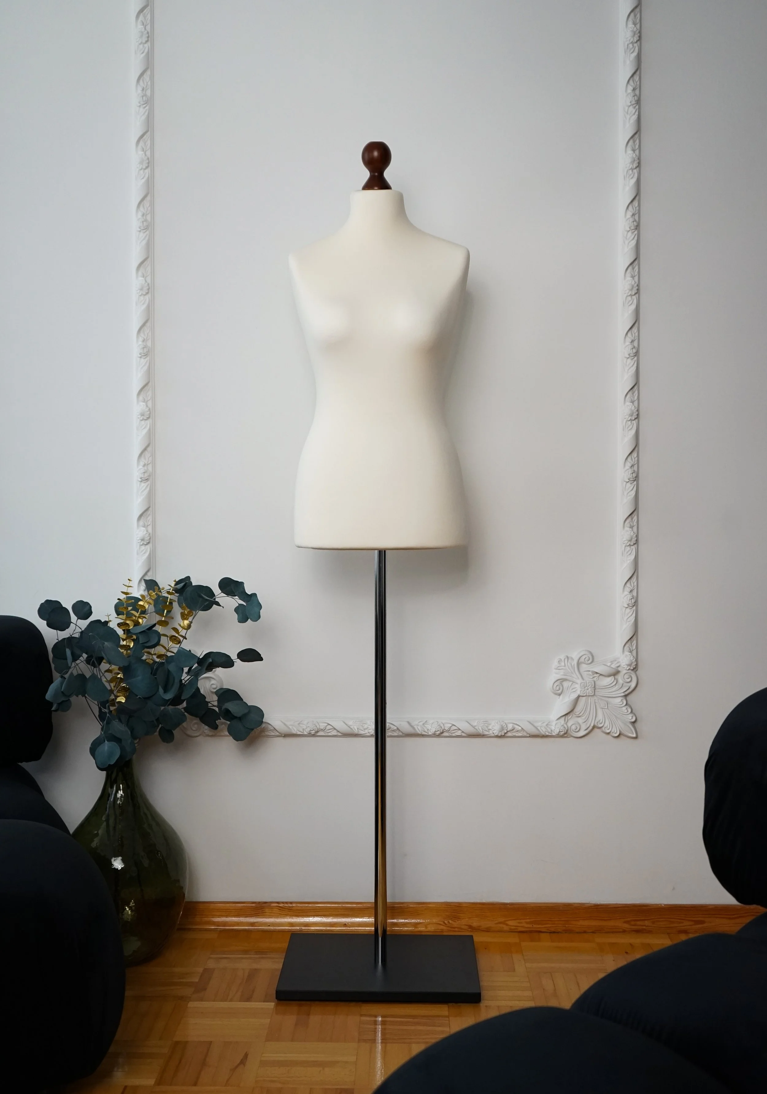 Schneiderpuppe Damen,  Weibliche Schneiderbüste mit dem Überzug in Farbe cream, Holzplatte