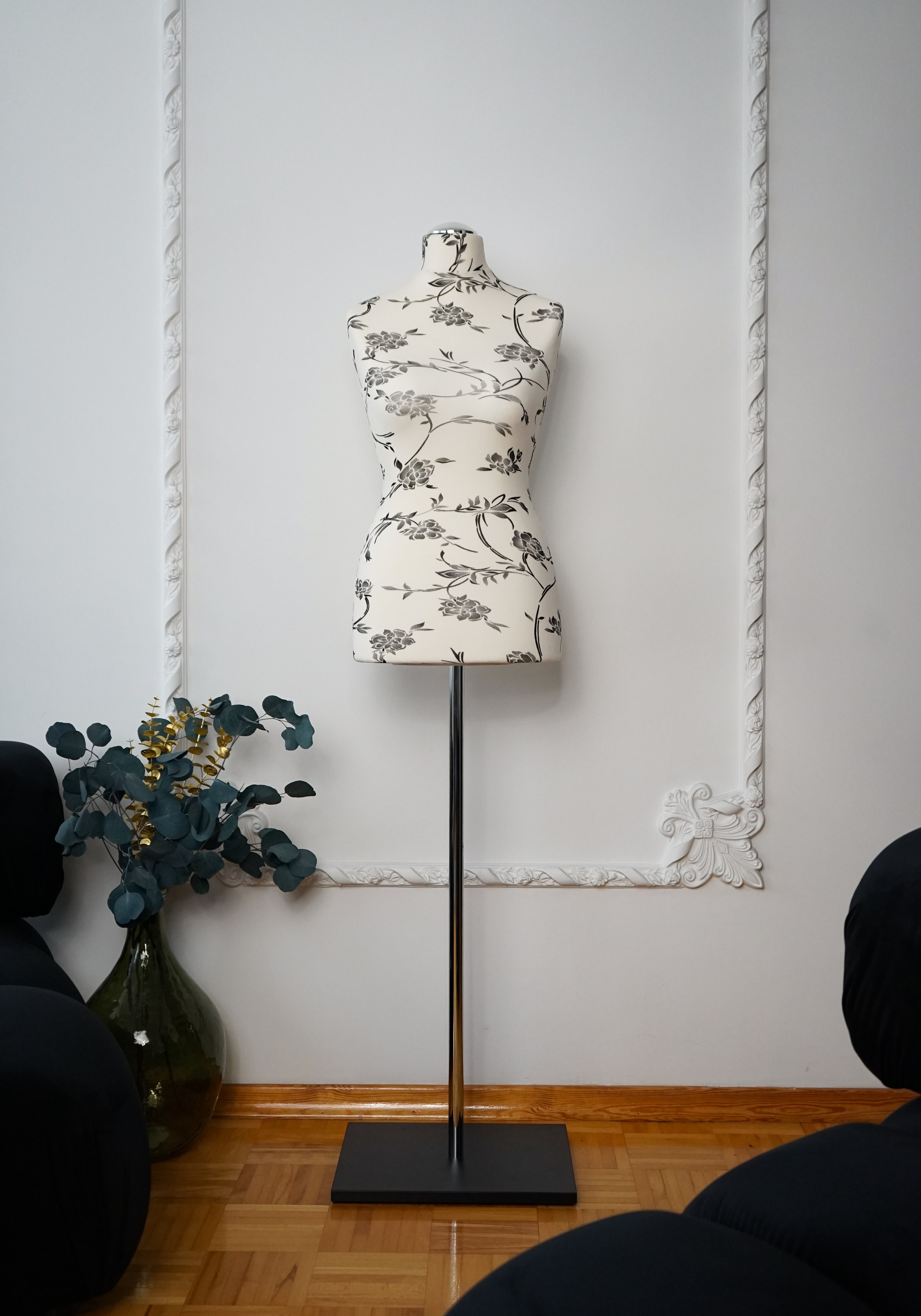 Schneiderpuppe Damen,  Weibliche Schneiderbüste mit dem Überzug in Farbe cream mit schwarzem Muster, Holzplatte