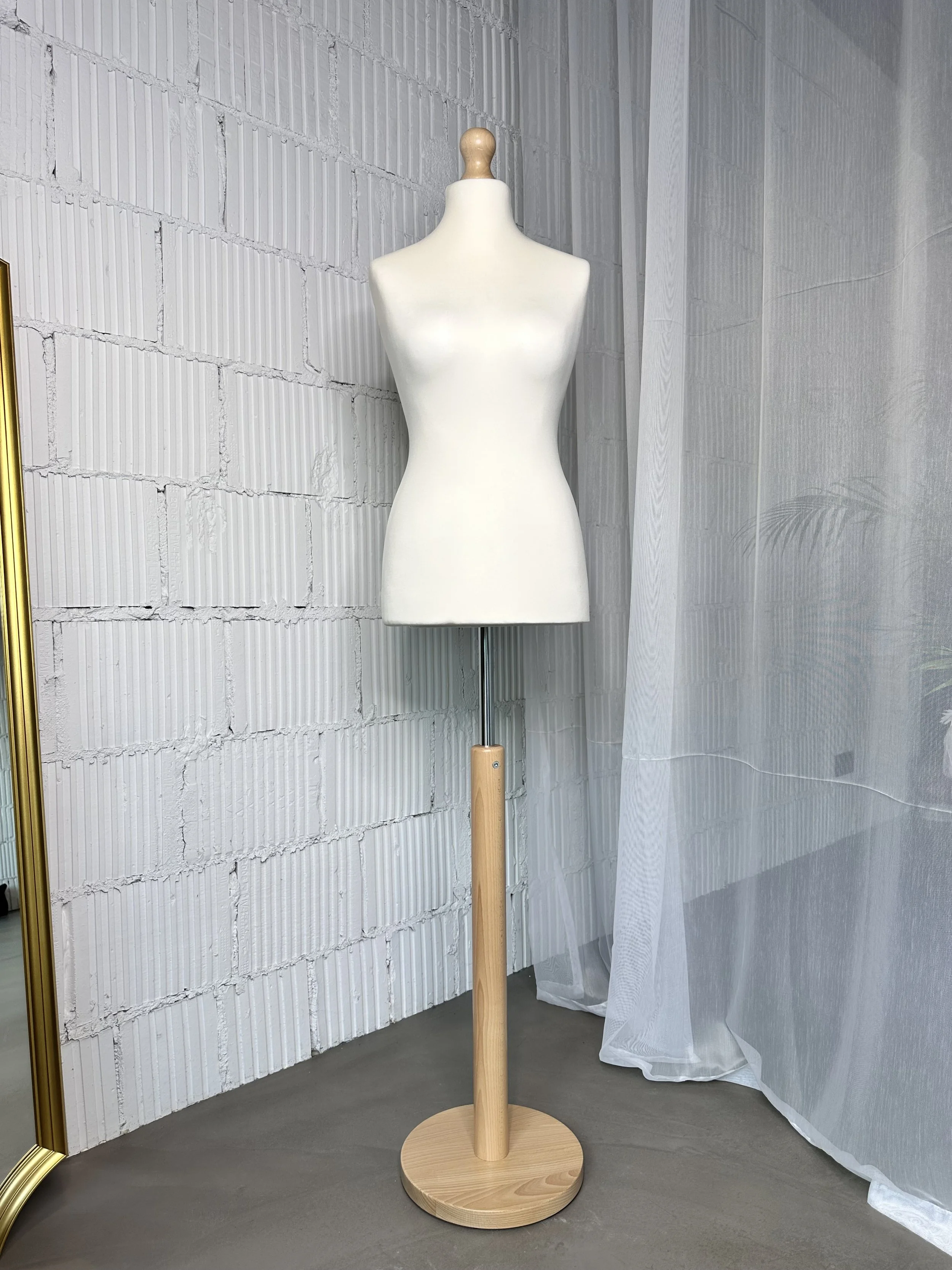 Schneiderpuppe Damen,  Weibliche Schneiderbüste mit dem Überzug in Farbe cream, Holzteller