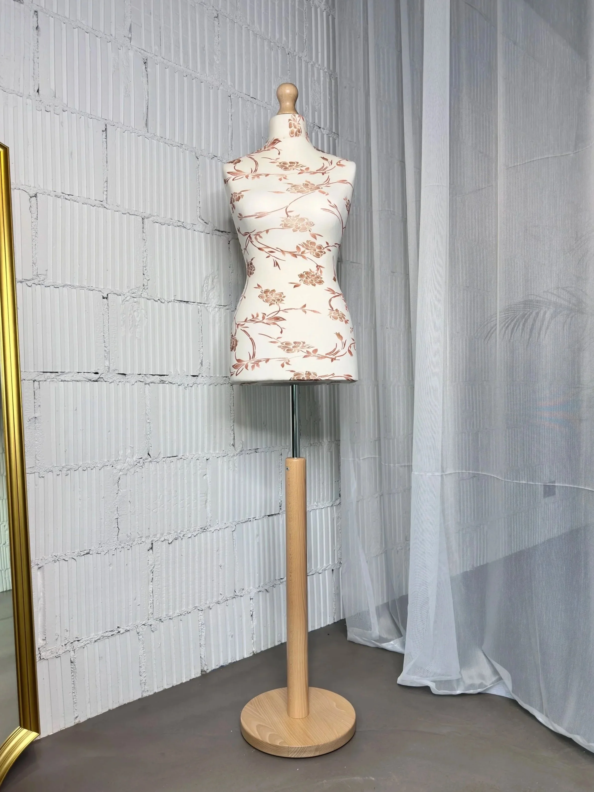 Schneiderpuppe Damen,  Weibliche Schneiderbüste mit Überzug in Farbe cream mit braunem Muster, Holzteller