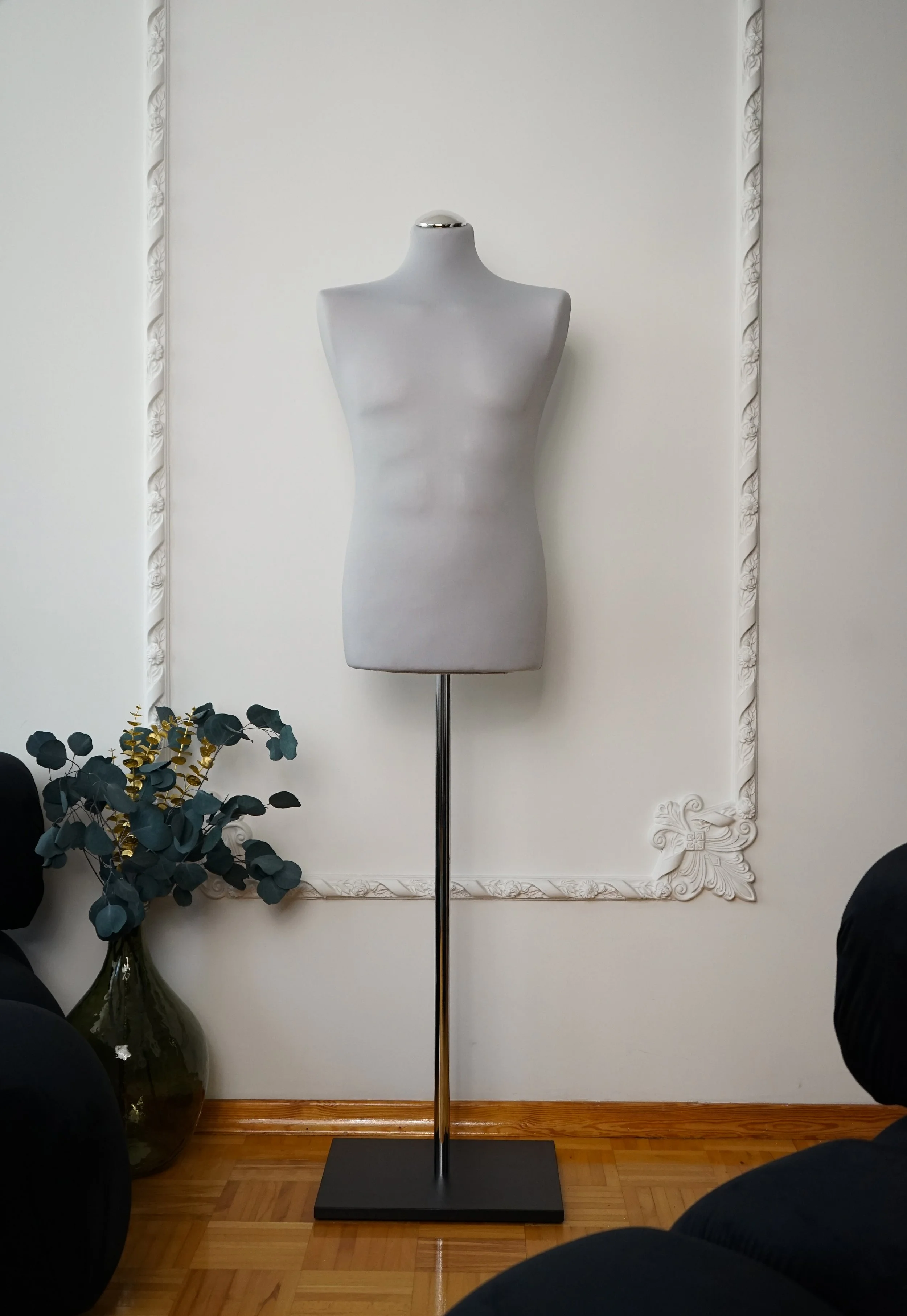 Schneiderpuppe Herren,  Männliche Schneiderbüste mit grauem Überzug, Holzplatte