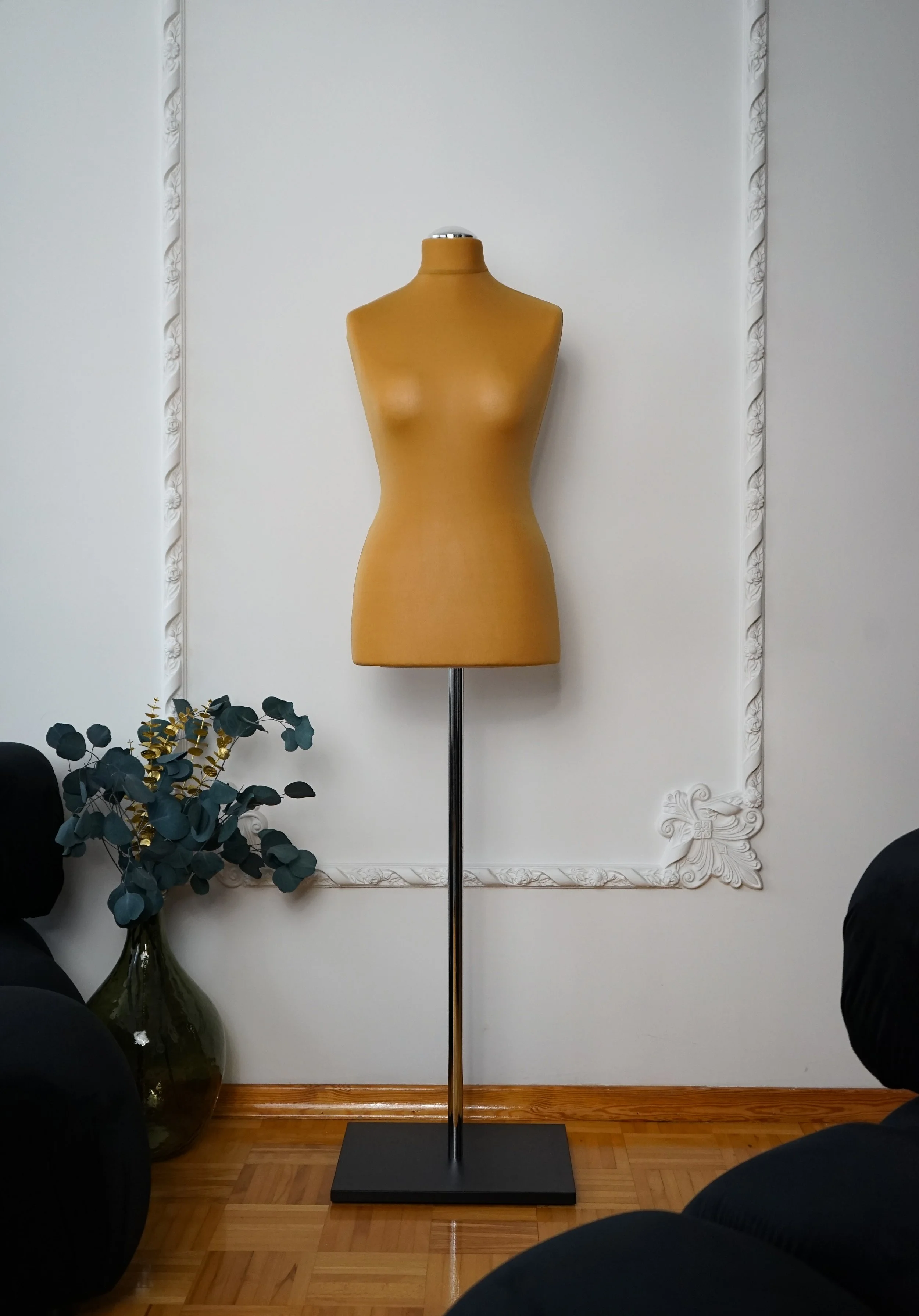 Schneiderpuppe Damen,  Weibliche Schneiderbüste mit dem Überzug in Farbe beige, Holzplatte