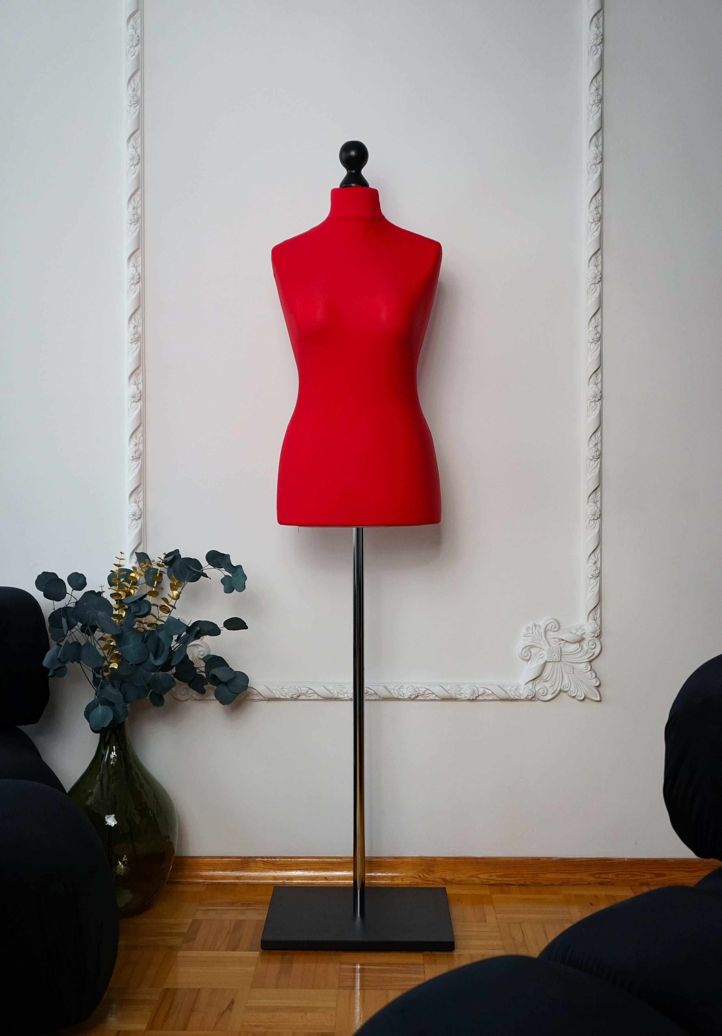 Schneiderpuppe Damen,  Weibliche Schneiderbüste mit dem Überzug in Farbe Ruby rouge, Holzplatte