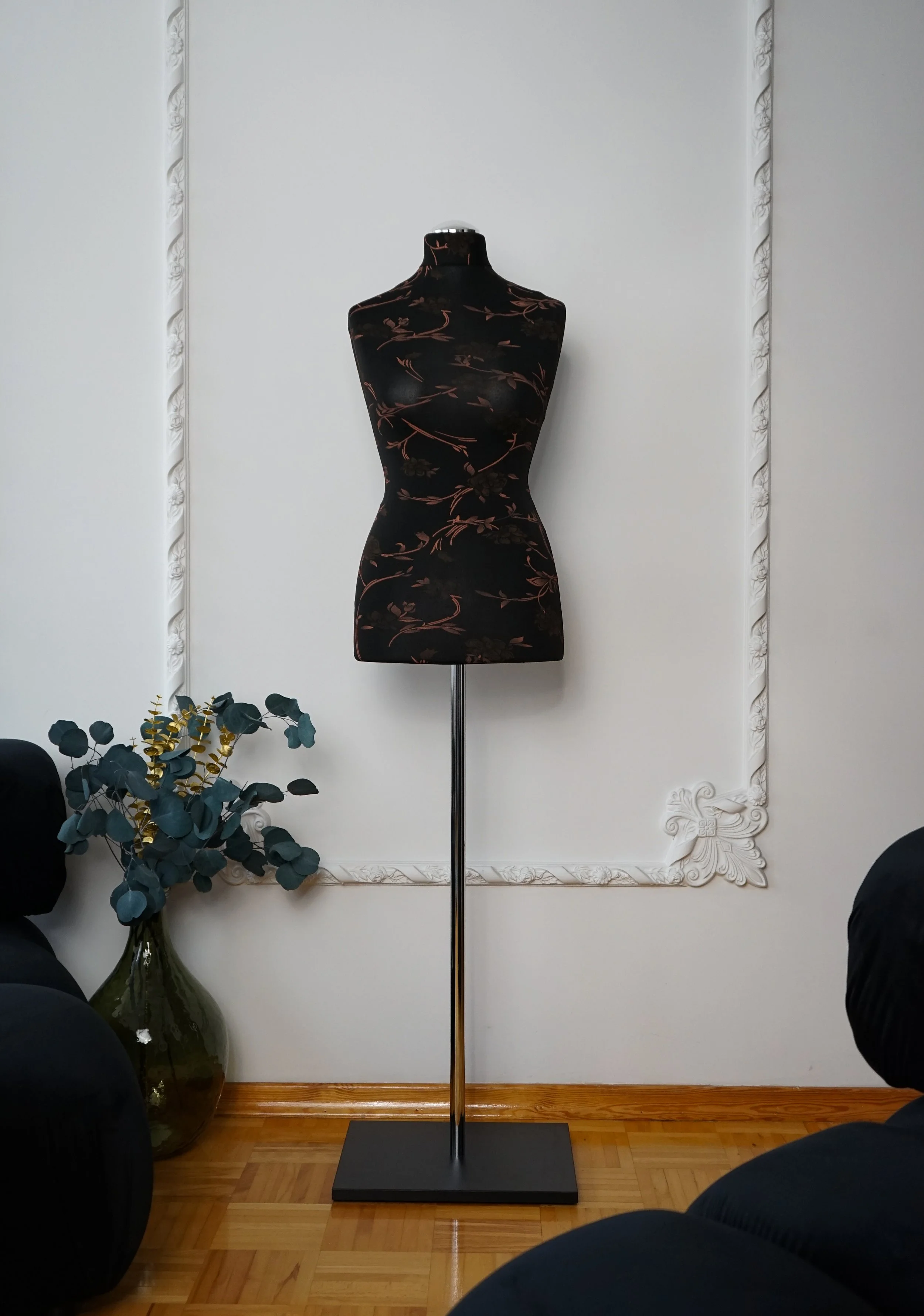 Schneiderpuppe Damen,  Weibliche Schneiderbüste mit dem Überzug in Farbe schwarz mit braunem Muster, Holzplatte