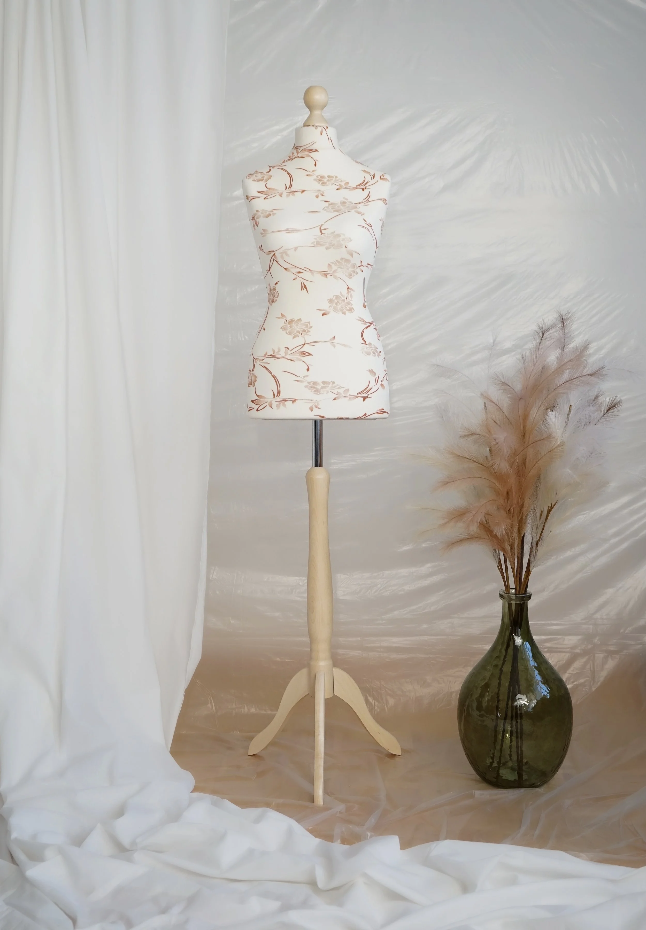 Schneiderpuppe Damen,  Weibliche Schneiderbüste mit dem Überzug in Farbe cream mit braunem Muster, Holzdreibein