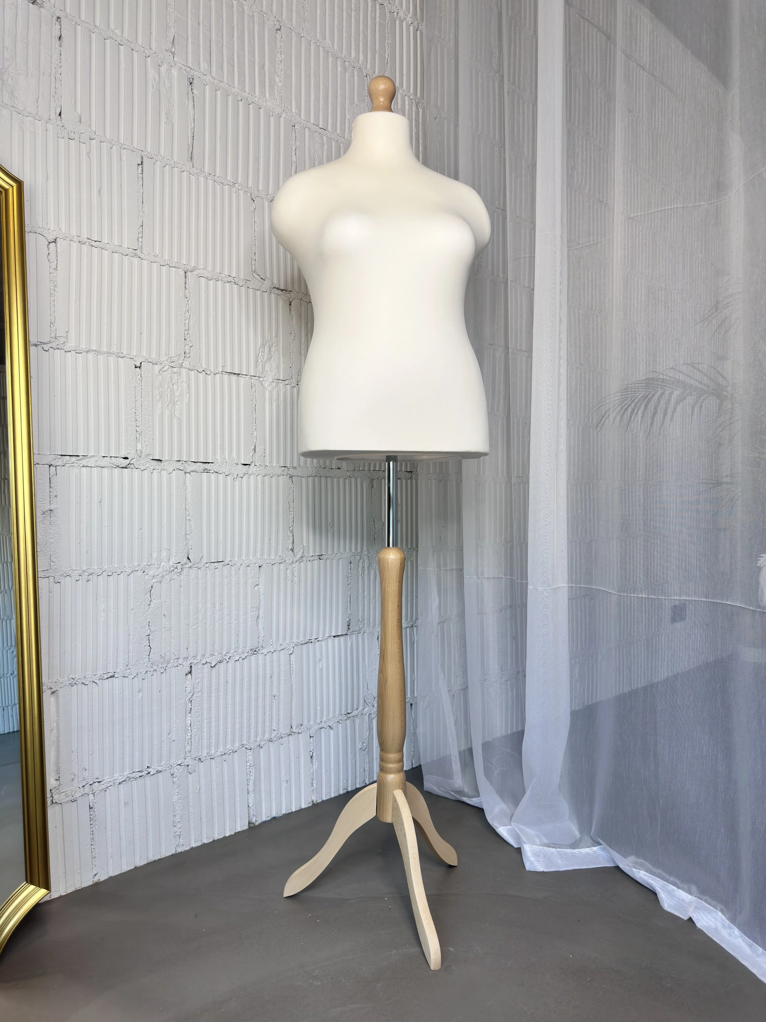 Schneiderpuppe Damen in Übergrößen, Weibliche Schneiderbüste mit dem Überzug in Farbe cream, Holzdreibein