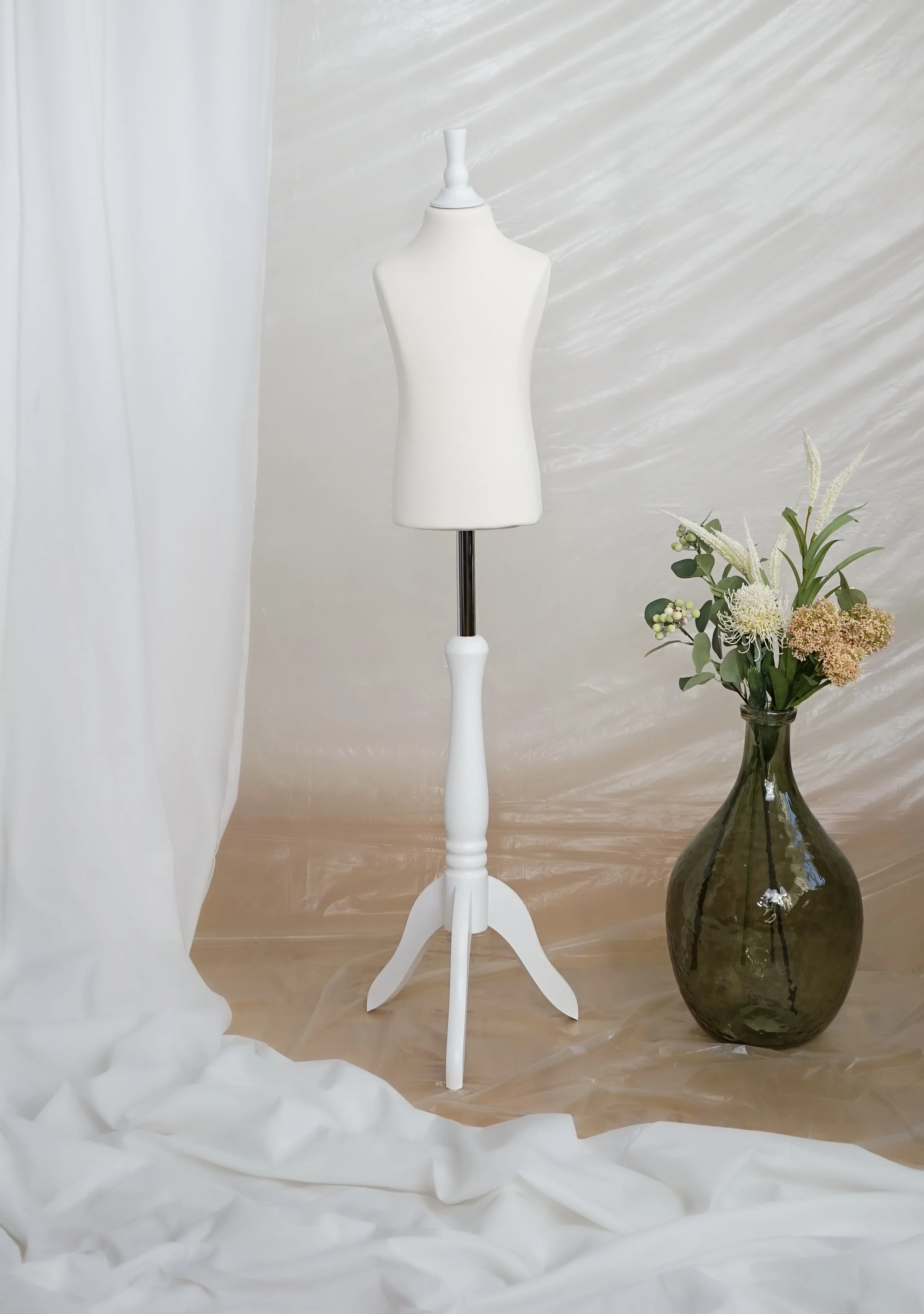 Schneiderpuppe Kind,  Baby Schneiderbüste für Alter 2-4 Jahre mit dem Überzug in Farbe cream, Holzdreibein in Farbe weiß