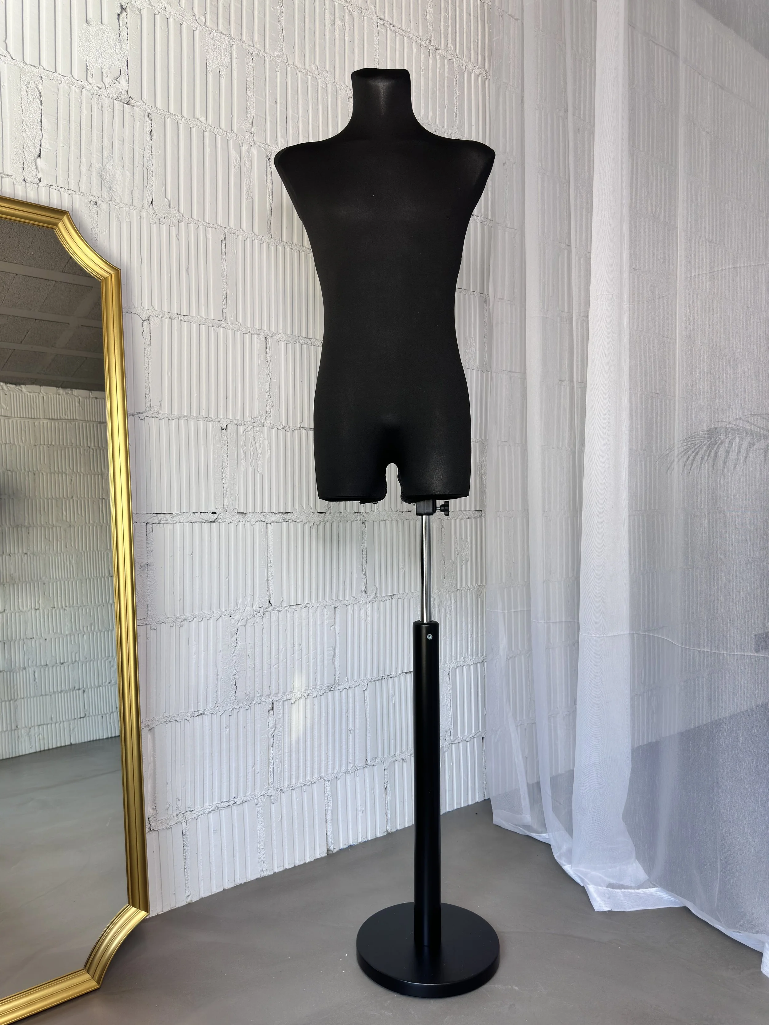 Schneiderpuppe Herren,  Männliche Schneiderbüste mit schwarzem Überzug, Holzteller