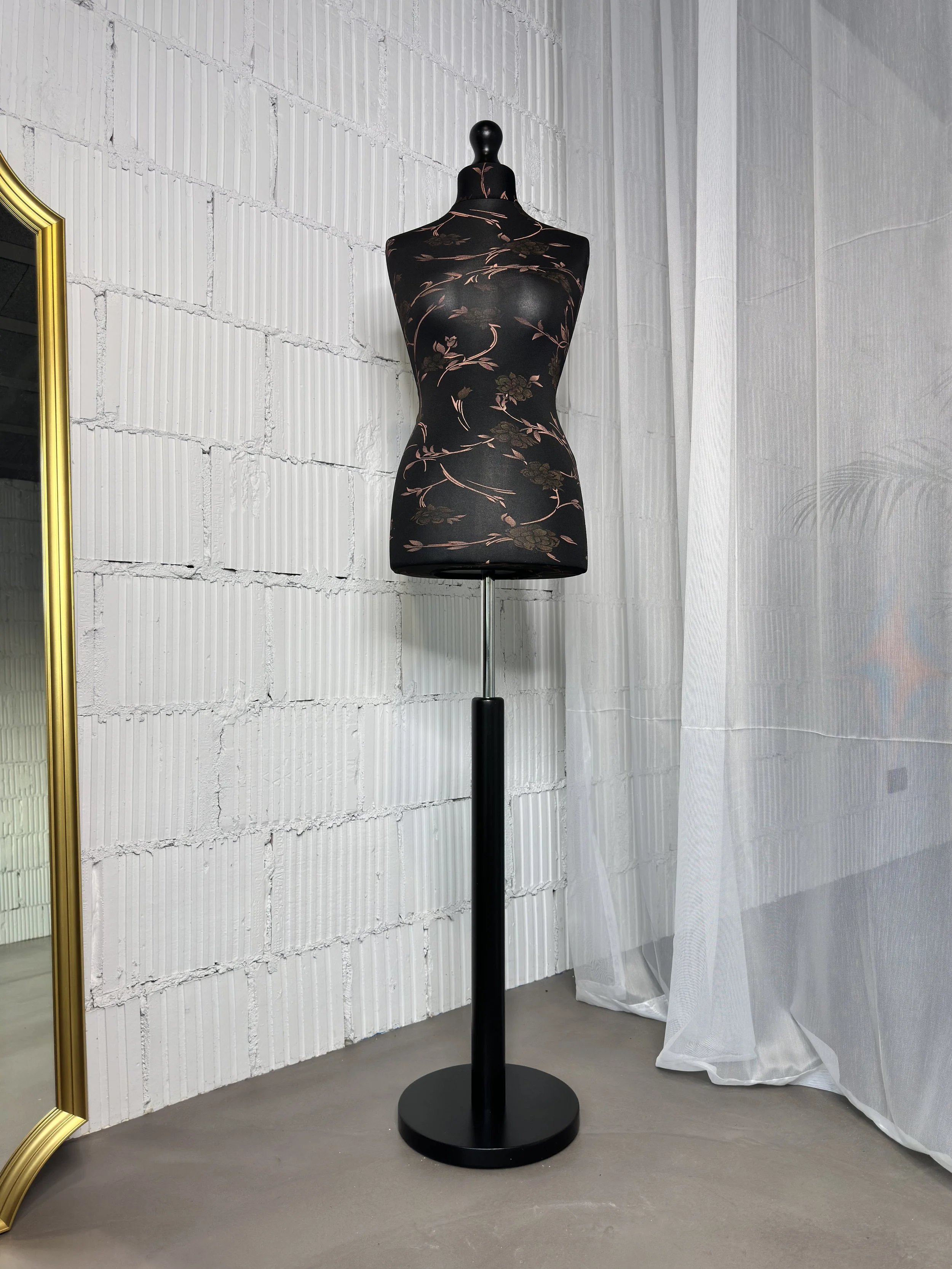 Schneiderpuppe Damen,  Weibliche Schneiderbüste mit Überzug in Farbe schwarz mit braunem Muster, Holzteller