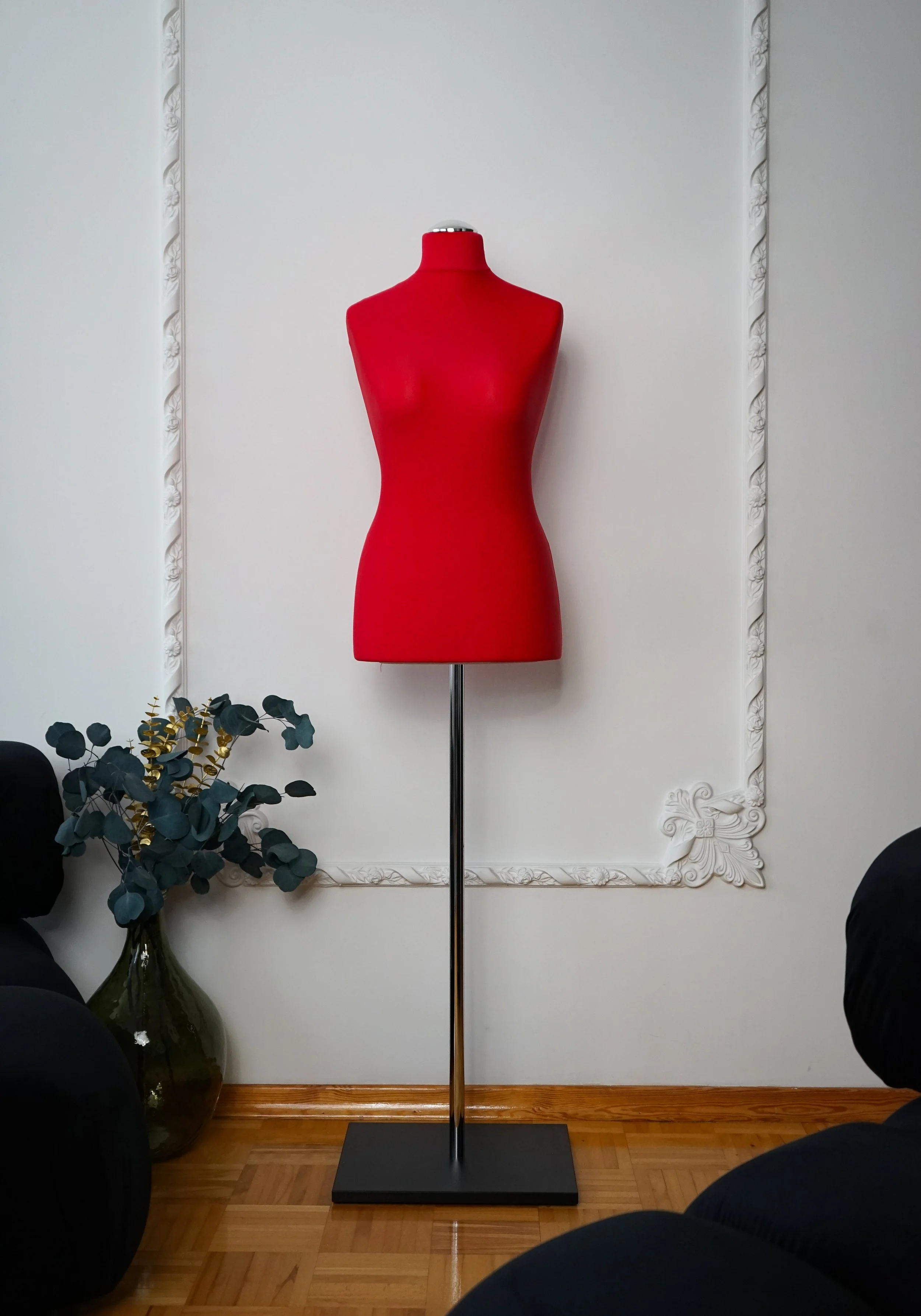 Schneiderpuppe Damen,  Weibliche Schneiderbüste mit dem Überzug in Farbe Ruby rouge, Holzplatte