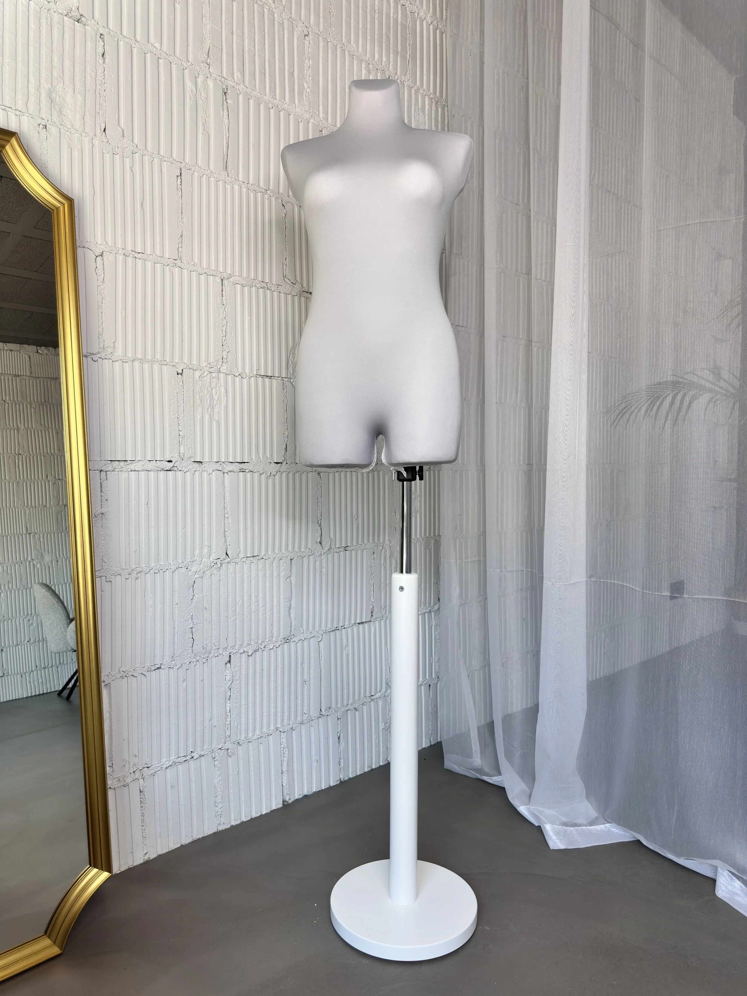 Schneiderpuppe Damen,  Weibliche Schneiderbüste mit grauem Überzug, Holzteller