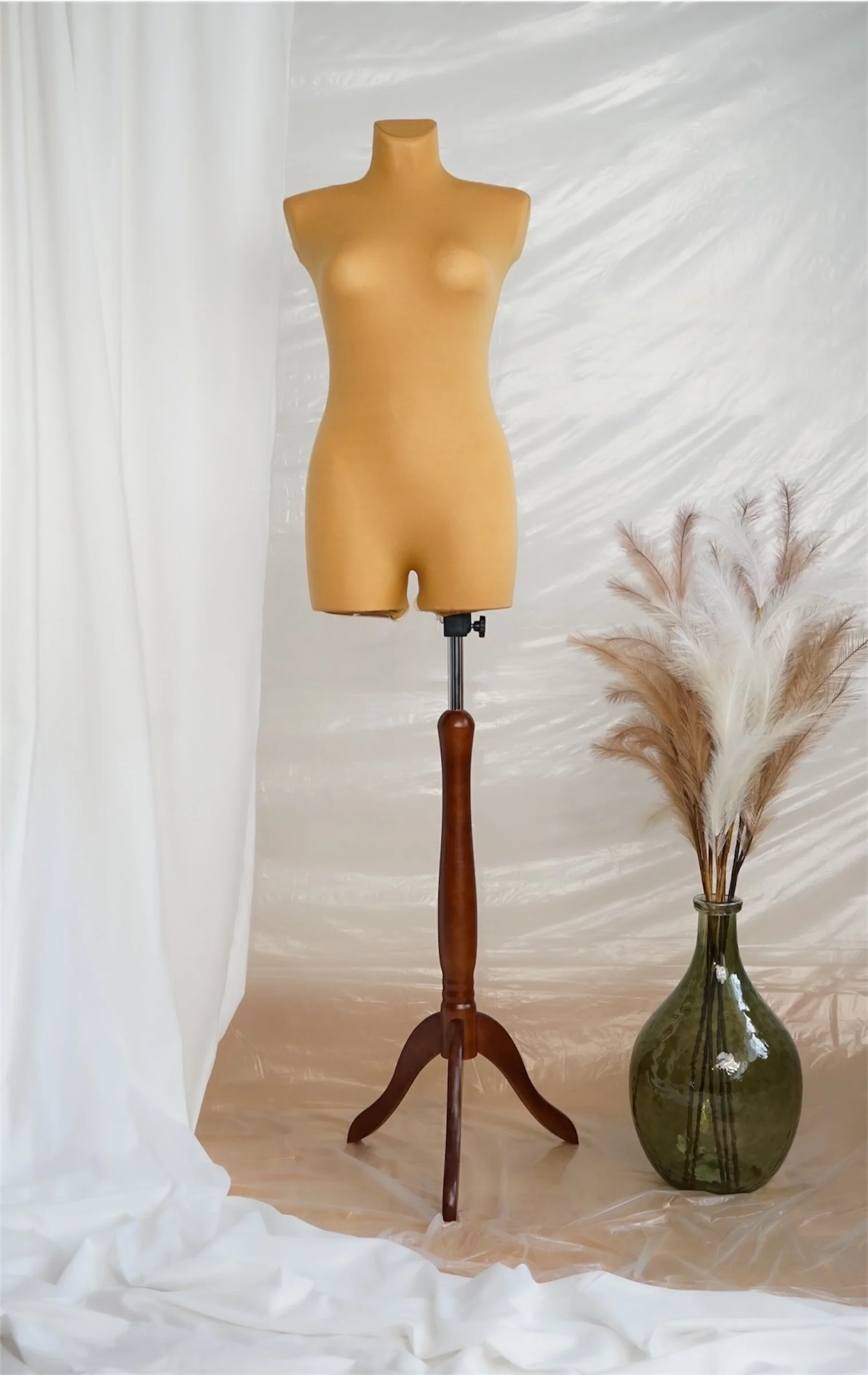 Schneiderpuppe Damen,  Weibliche Schneiderbüste mit beigem Überzug, Holzdreibein