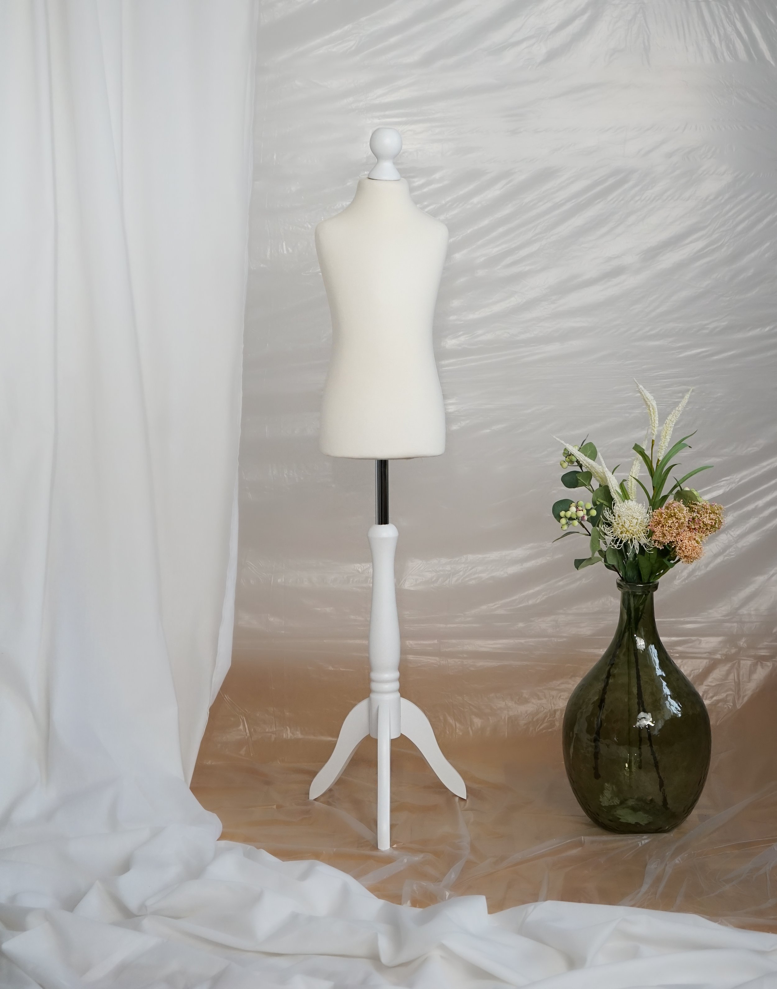 Schneiderpuppe Kind,  Baby Schneiderbüste für Alter 5-8 Jahre mit dem Überzug in Farbe cream, Holzdreibein in Farbe weiß