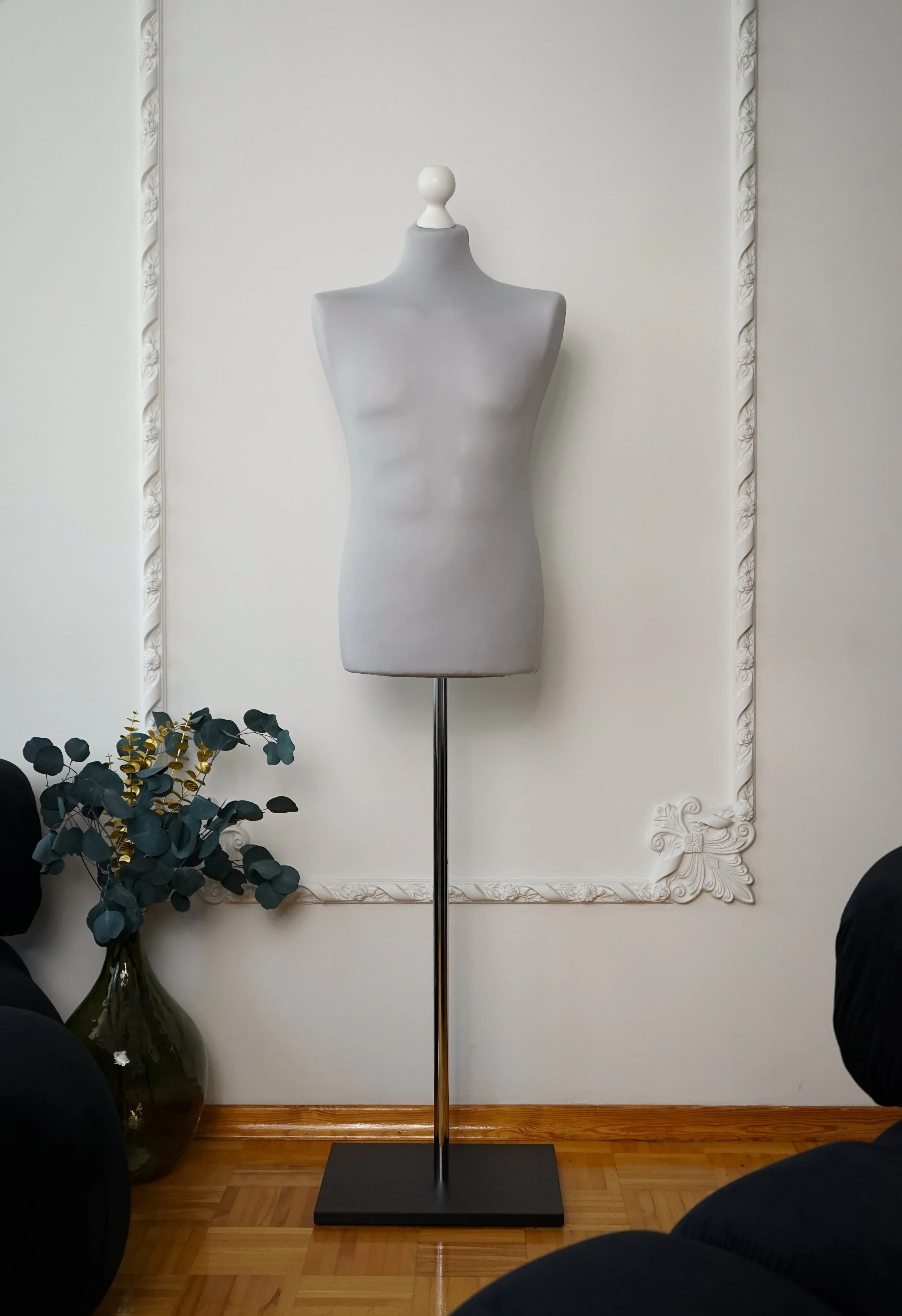 Schneiderpuppe Herren,  Männliche Schneiderbüste mit grauem Überzug, Holzplatte