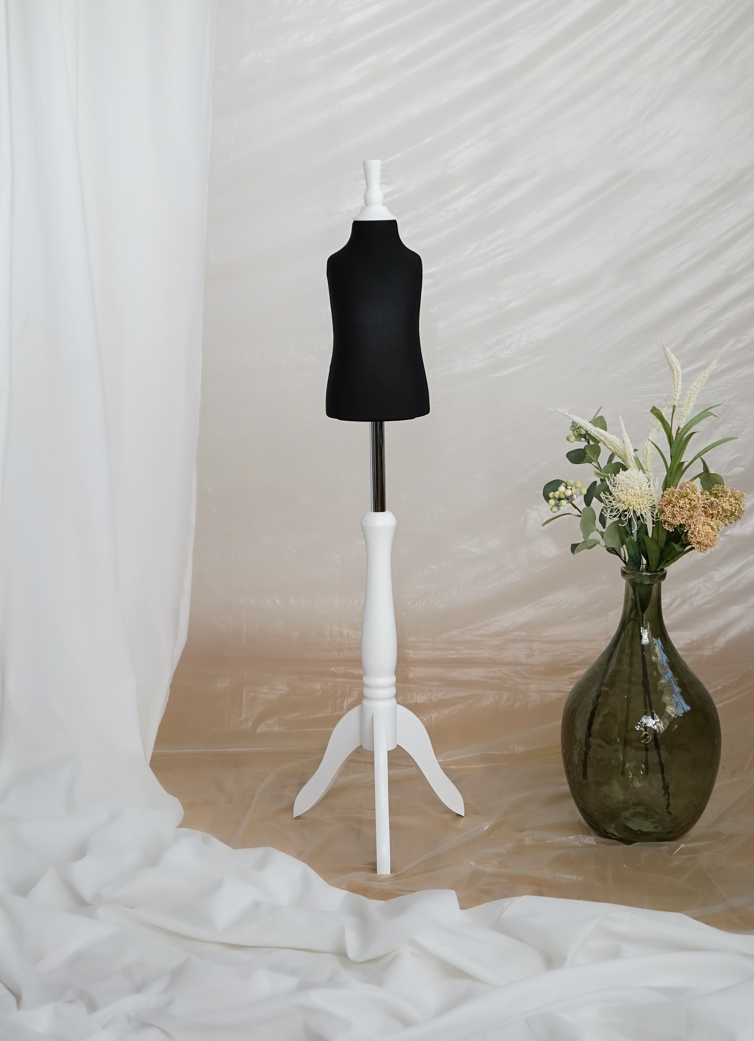 Schneiderpuppe Kind,  Baby Schneiderbüste für Alter 3,5 Monate - 1 Jahr mit schwarzem Überzug, Holzdreibein in Farbe weiß