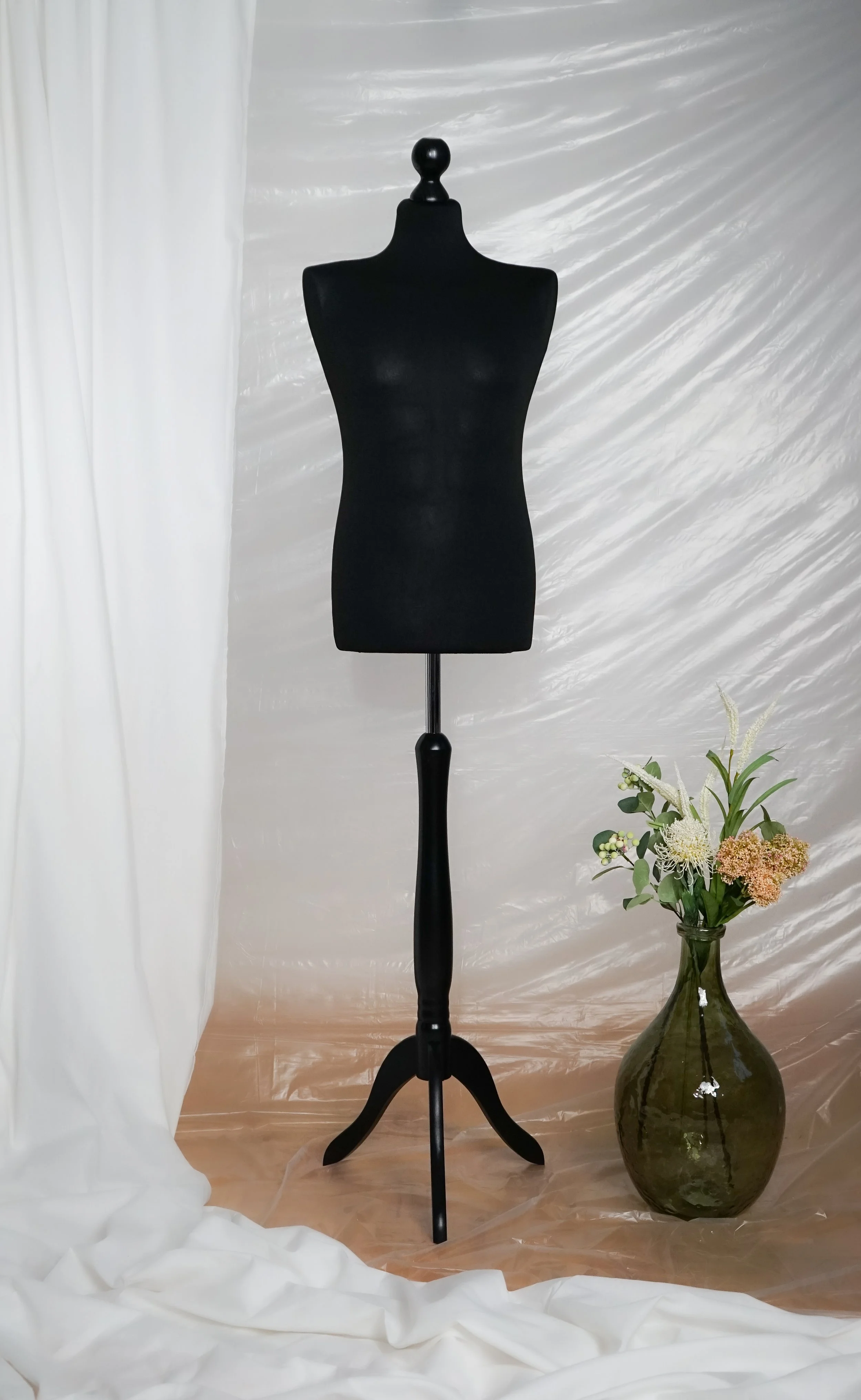 Schneiderpuppe Herren,  Männliche Schneiderbüste mit schwarzem Überzug, Holzdreibein